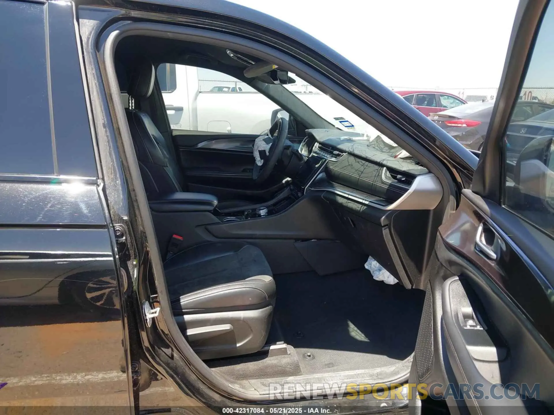 5 Photograph of a damaged car 1C4RJJAG5P8794267 JEEP GRAND CHEROKEE L 2023