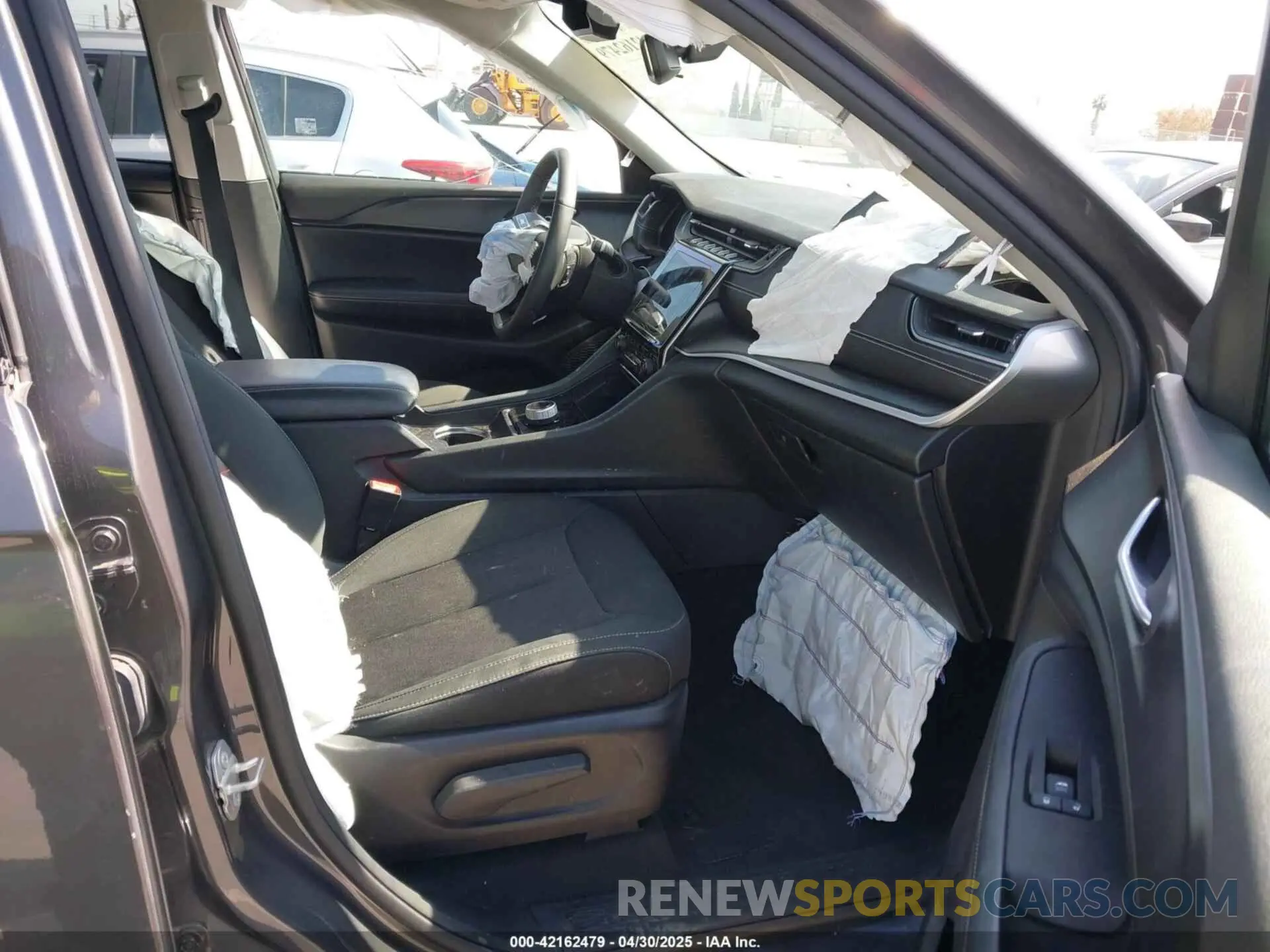 5 Photograph of a damaged car 1C4RJJAG6P8869591 JEEP GRAND CHEROKEE L 2023