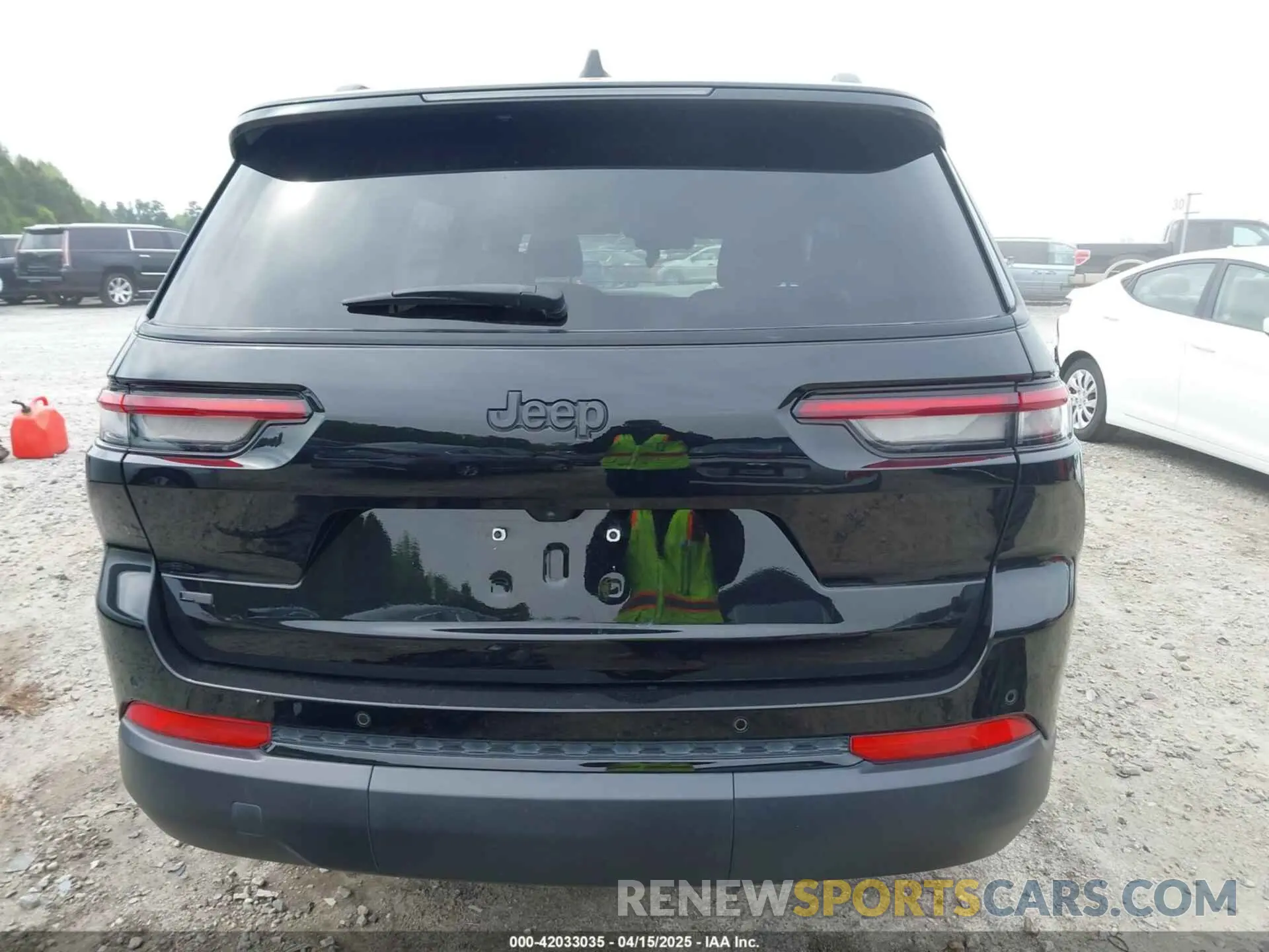 17 Photograph of a damaged car 1C4RJJAG7P8794349 JEEP GRAND CHEROKEE L 2023