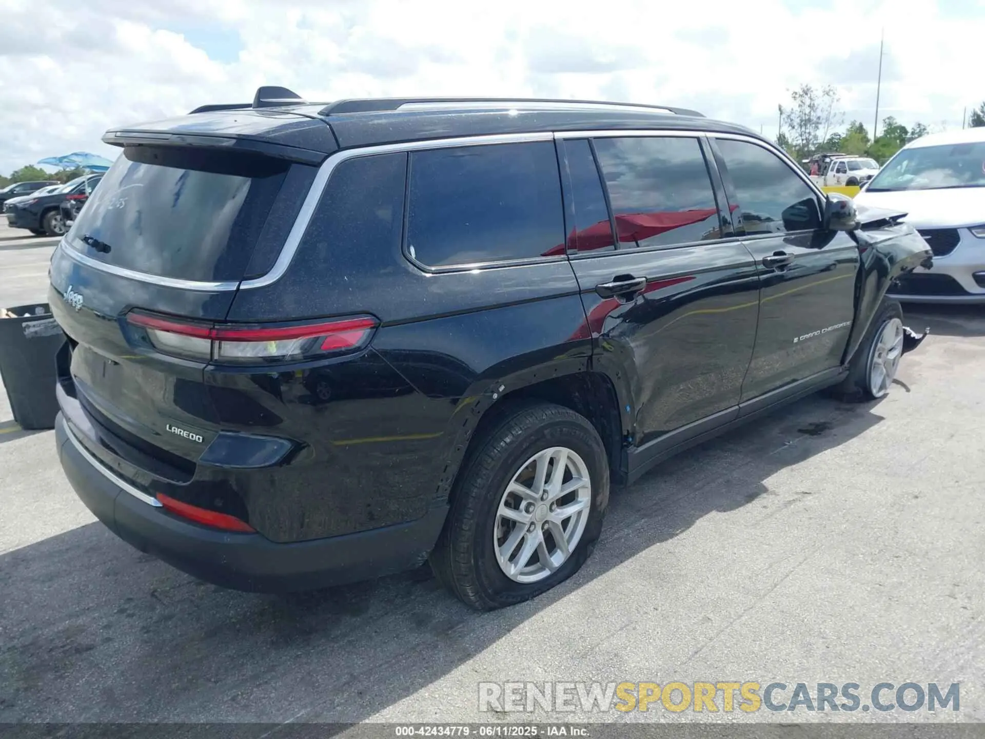 4 Photograph of a damaged car 1C4RJJAGXP8879699 JEEP GRAND CHEROKEE L 2023