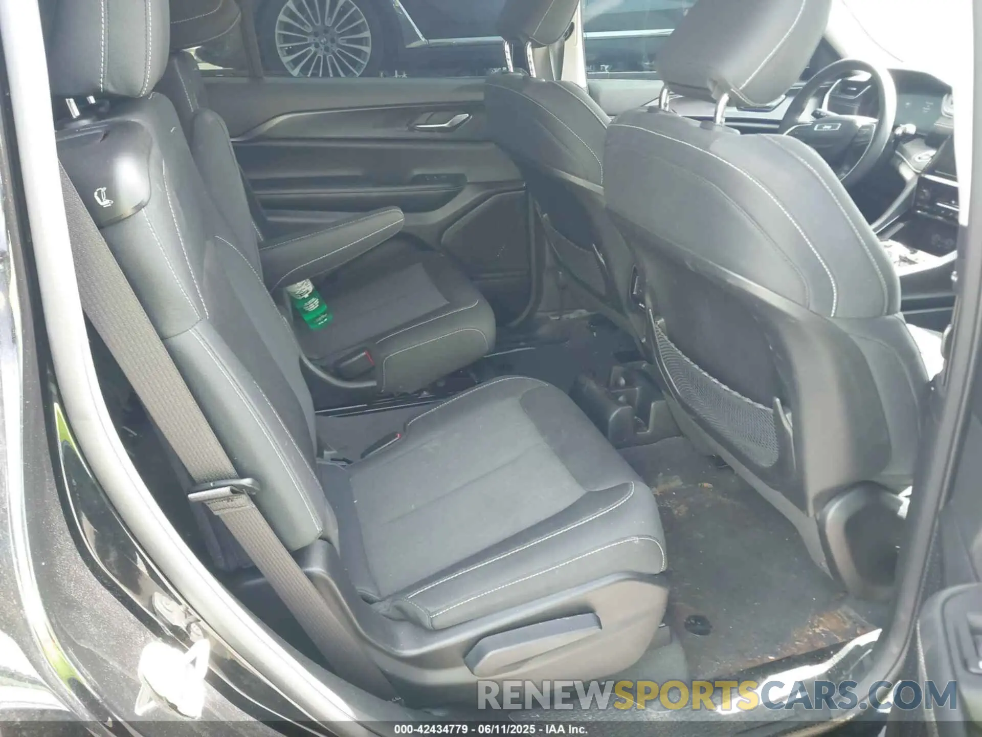 8 Photograph of a damaged car 1C4RJJAGXP8879699 JEEP GRAND CHEROKEE L 2023