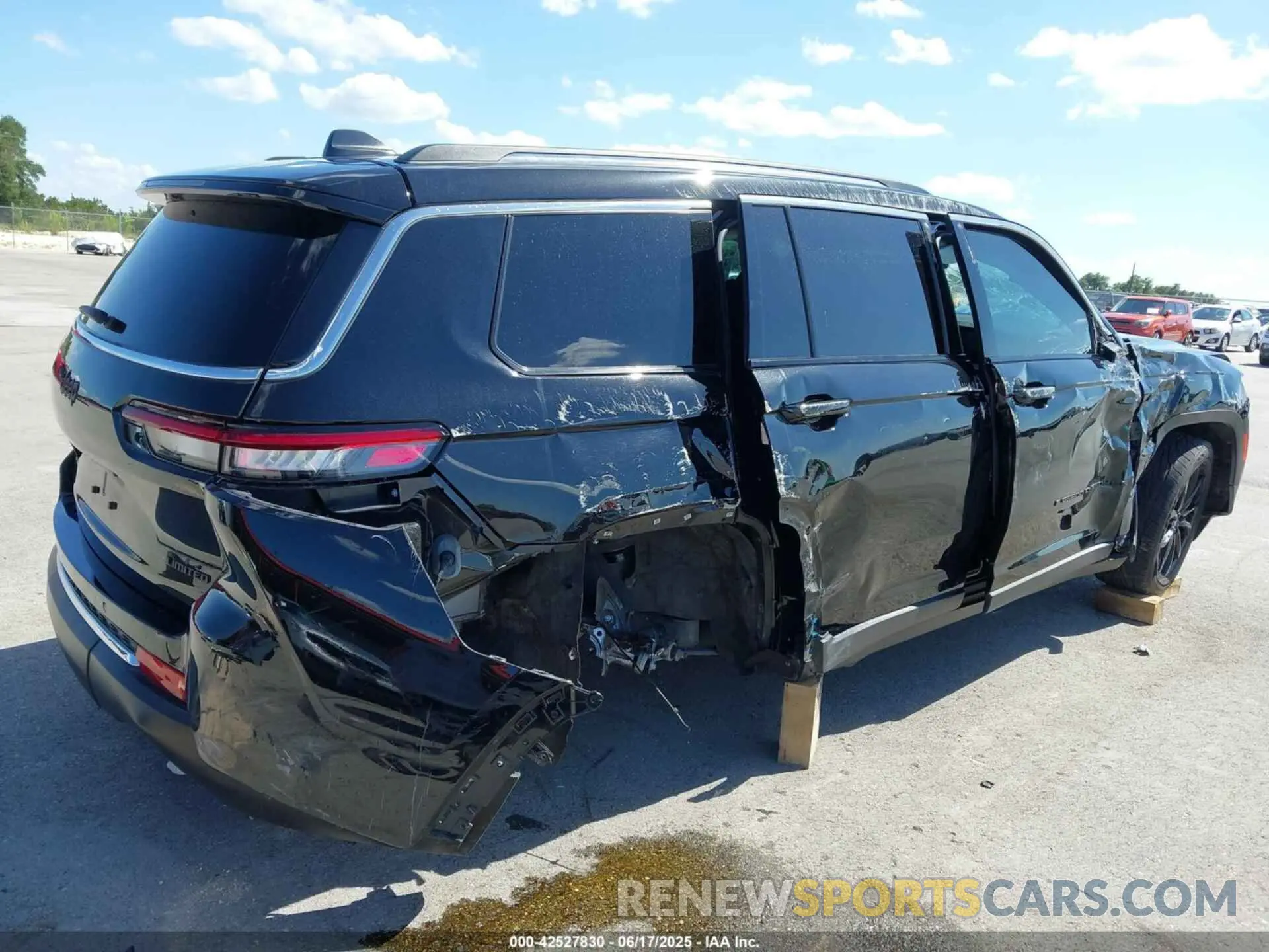 13 Photograph of a damaged car 1C4RJJBG2P8811864 JEEP GRAND CHEROKEE L 2023