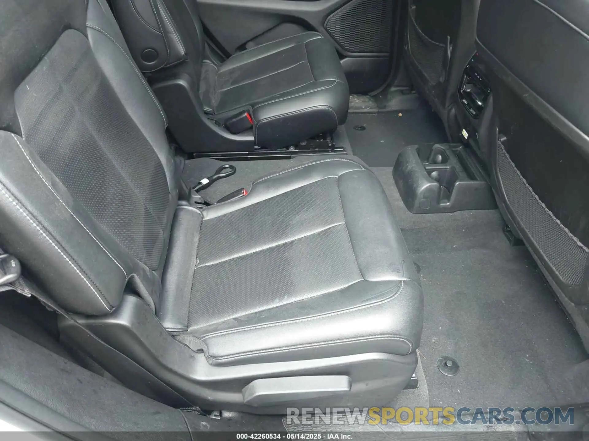 8 Photograph of a damaged car 1C4RJJBG4P8879860 JEEP GRAND CHEROKEE L 2023