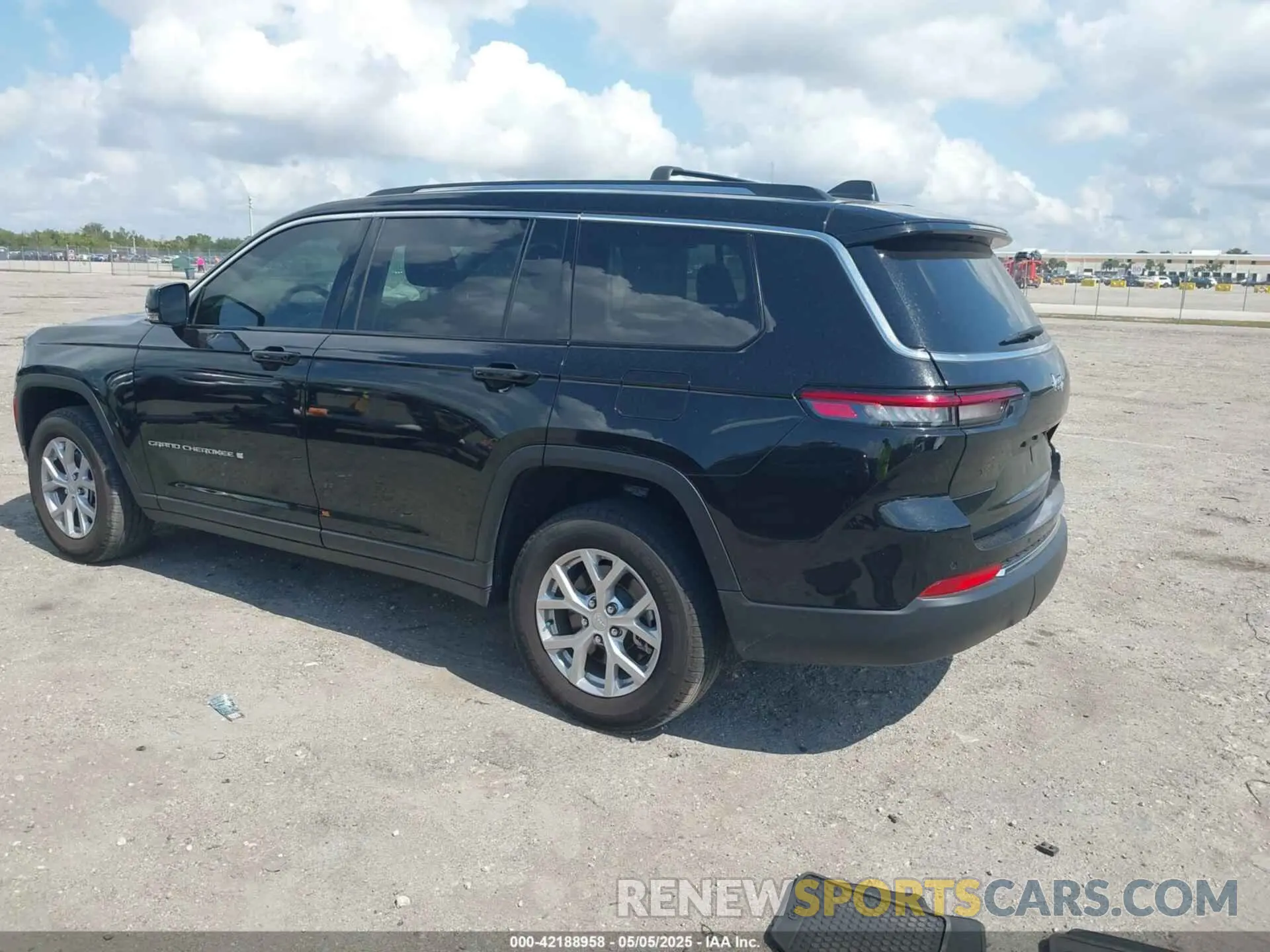 3 Photograph of a damaged car 1C4RJJBG7P8843712 JEEP GRAND CHEROKEE L 2023