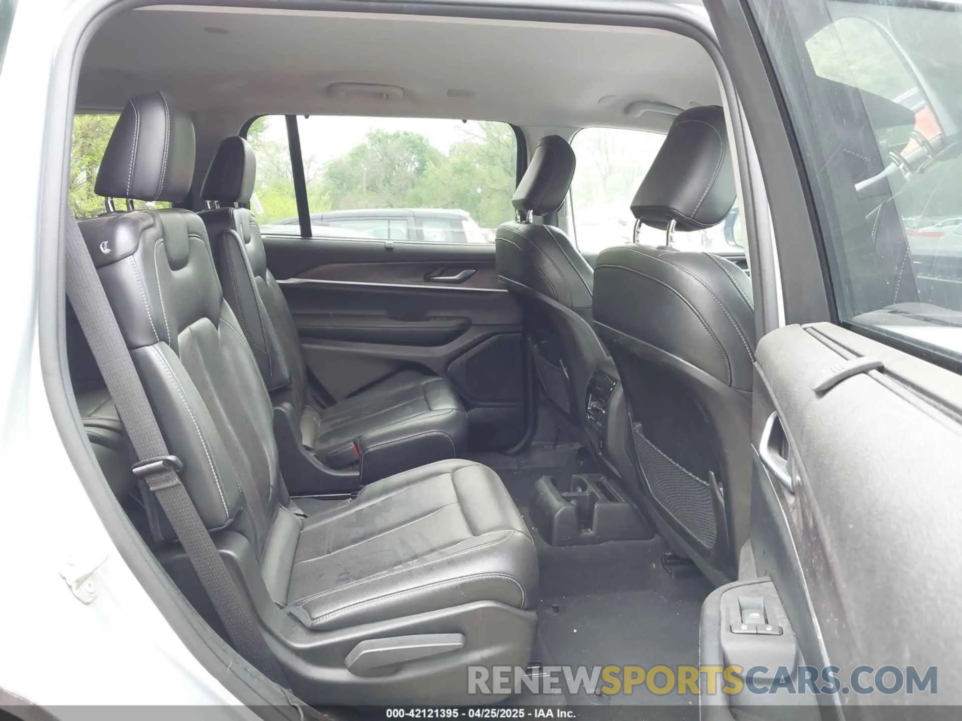 8 Photograph of a damaged car 1C4RJJBG8P8890280 JEEP GRAND CHEROKEE L 2023