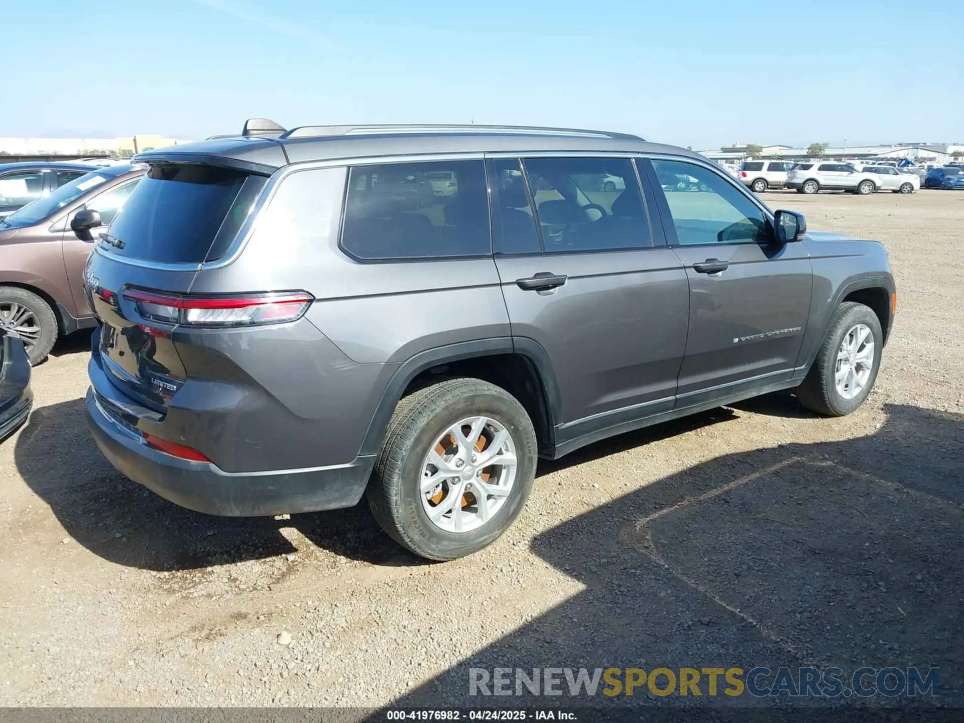 4 Photograph of a damaged car 1C4RJJBGXP8811644 JEEP GRAND CHEROKEE L 2023