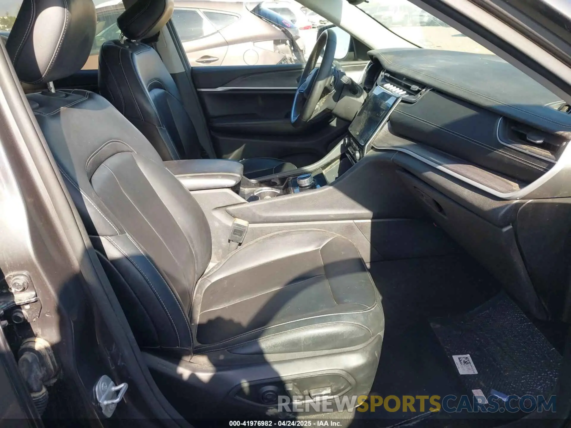 5 Photograph of a damaged car 1C4RJJBGXP8811644 JEEP GRAND CHEROKEE L 2023