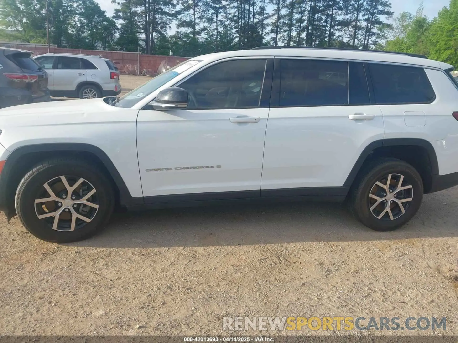 14 Photograph of a damaged car 1C4RJJBGXP8843705 JEEP GRAND CHEROKEE L 2023