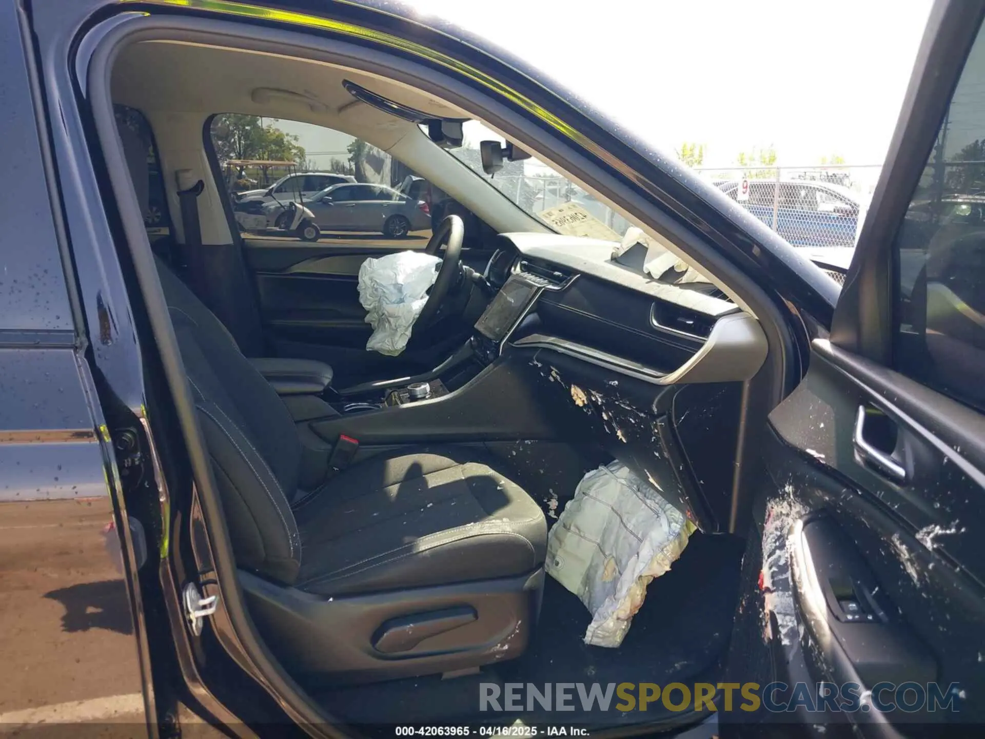 5 Photograph of a damaged car 1C4RJKAG0P8797714 JEEP GRAND CHEROKEE L 2023