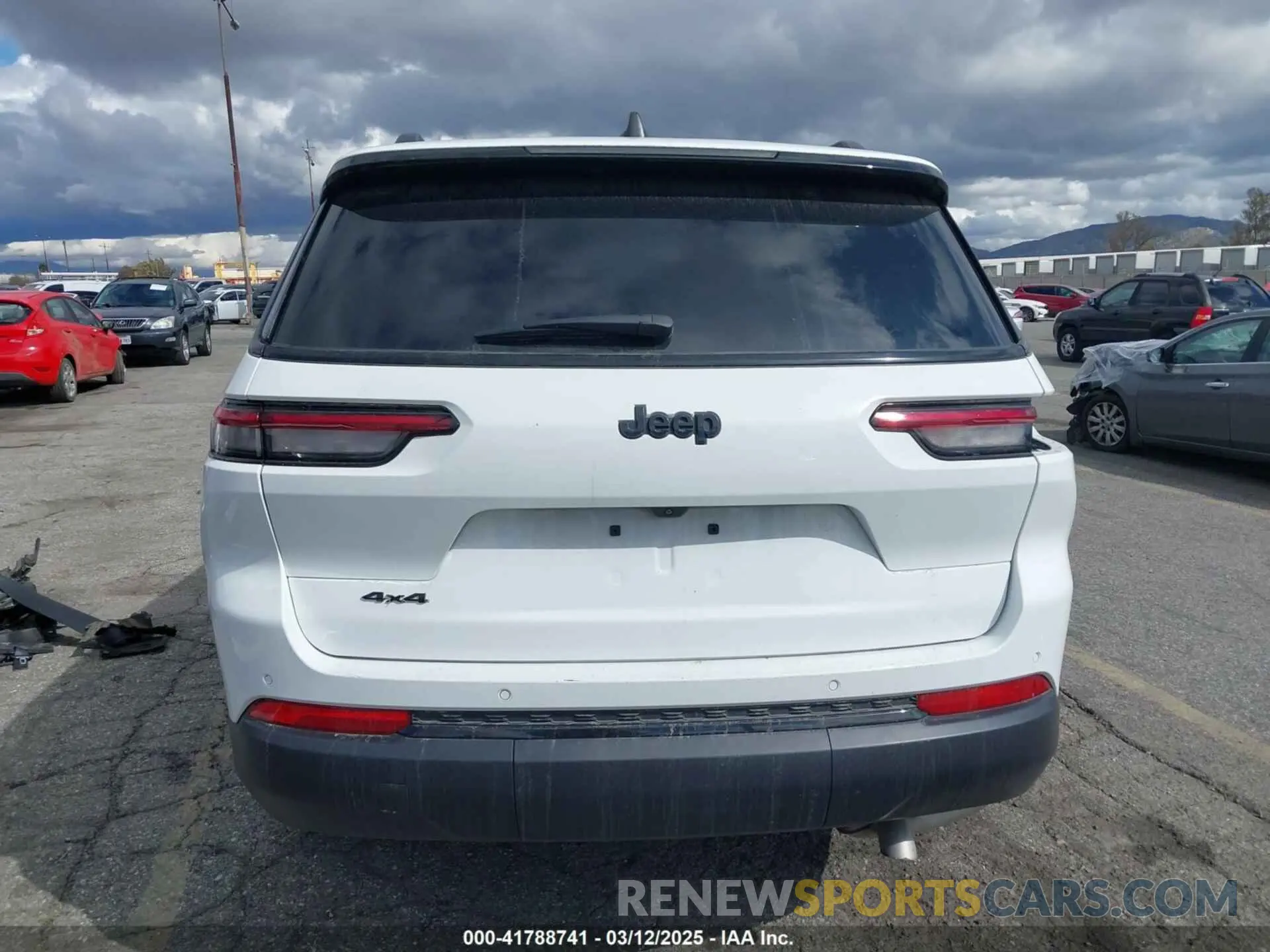 17 Photograph of a damaged car 1C4RJKAG0P8855367 JEEP GRAND CHEROKEE L 2023