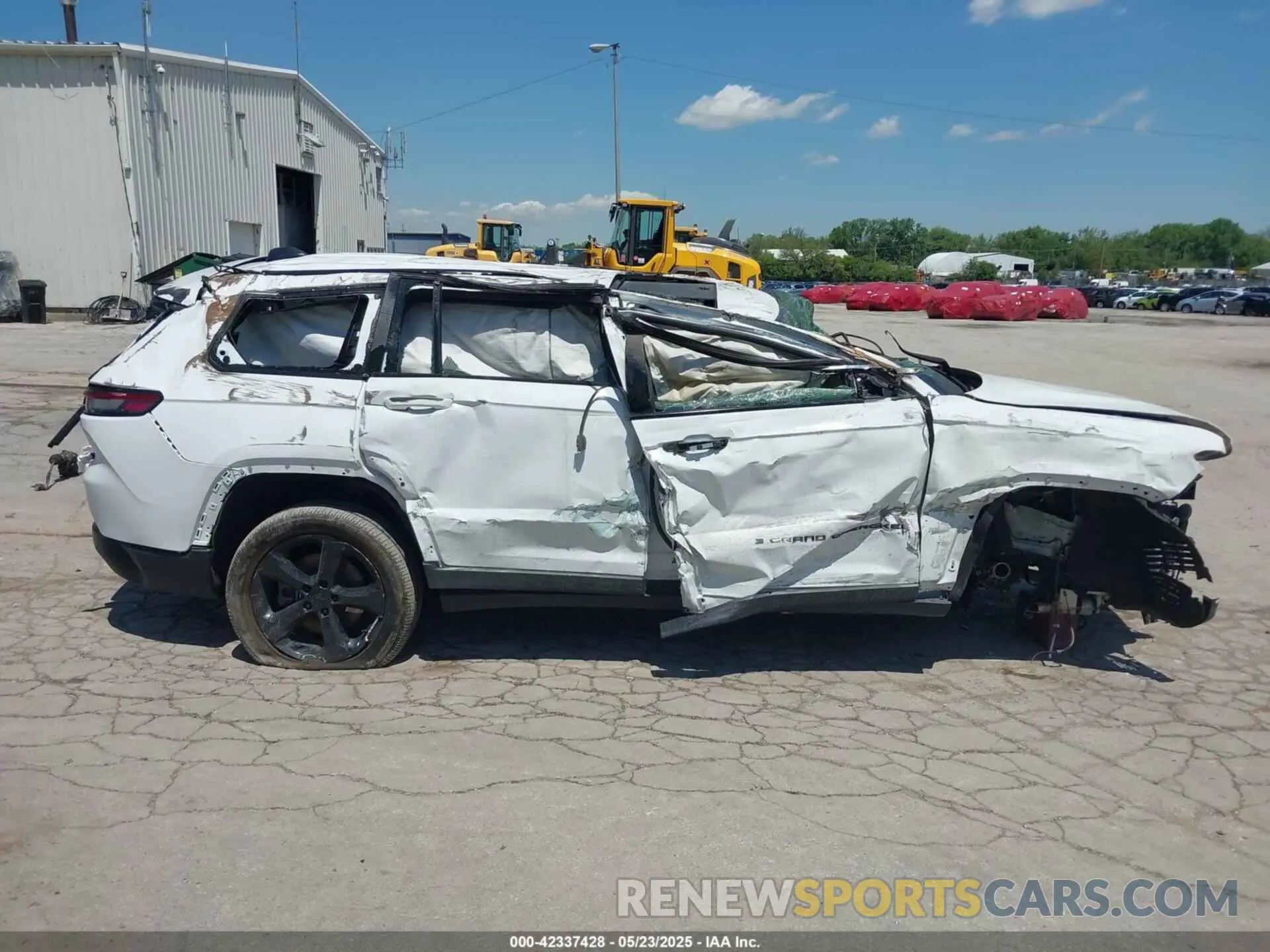 14 Photograph of a damaged car 1C4RJKAG1P8107064 JEEP GRAND CHEROKEE L 2023
