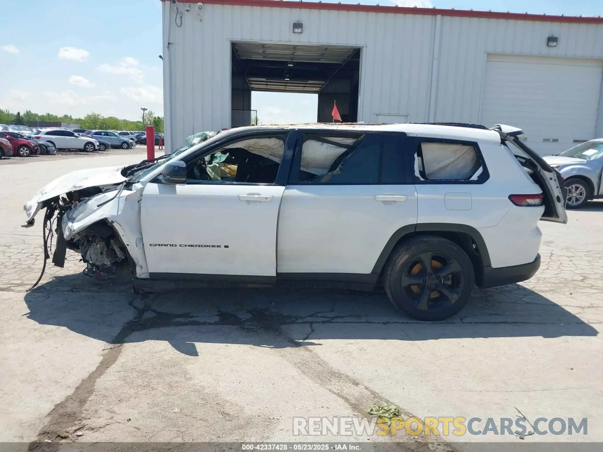 15 Photograph of a damaged car 1C4RJKAG1P8107064 JEEP GRAND CHEROKEE L 2023