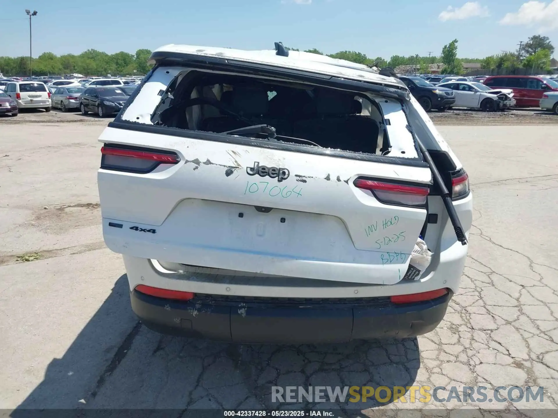 17 Photograph of a damaged car 1C4RJKAG1P8107064 JEEP GRAND CHEROKEE L 2023
