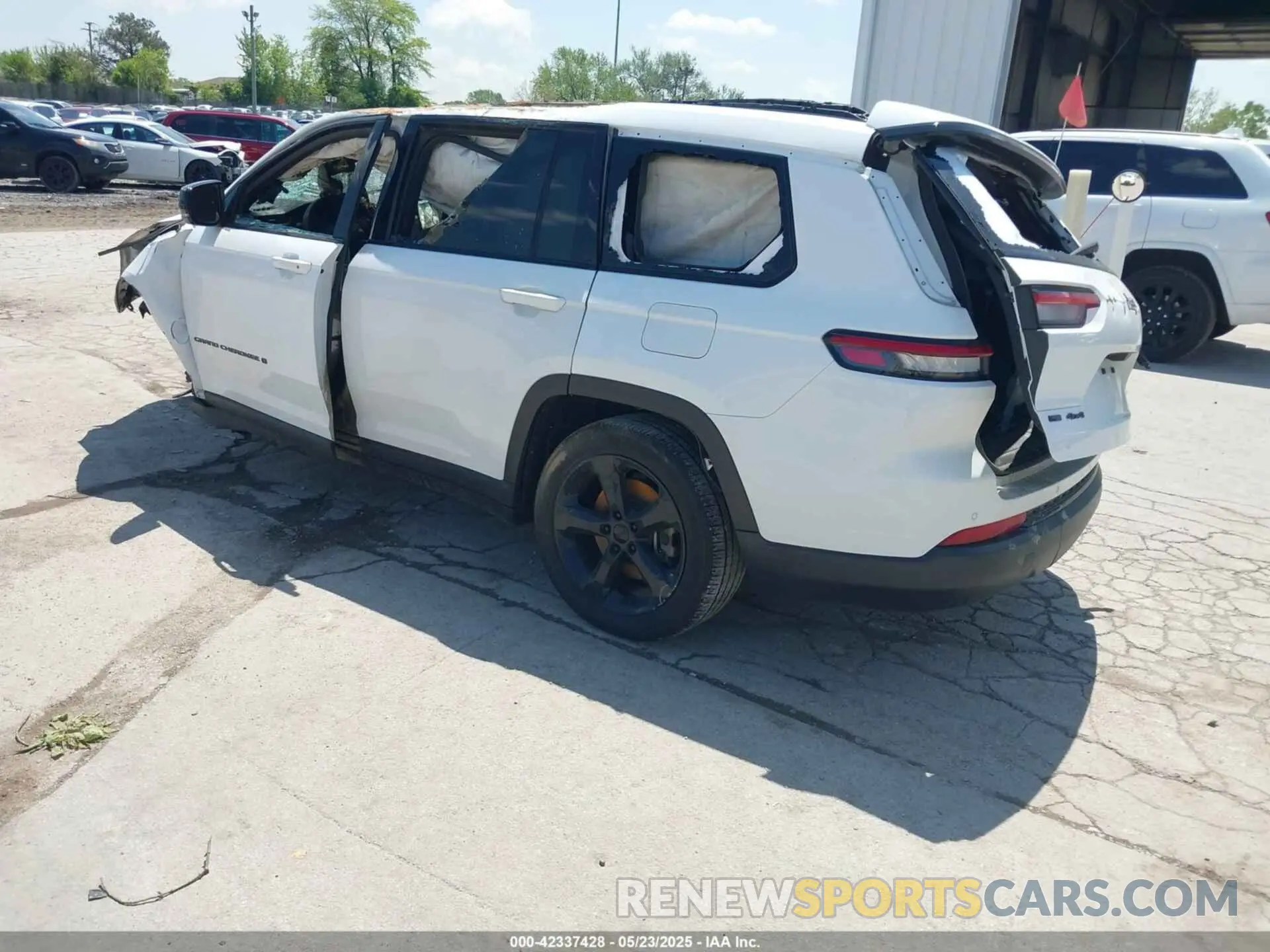 3 Photograph of a damaged car 1C4RJKAG1P8107064 JEEP GRAND CHEROKEE L 2023