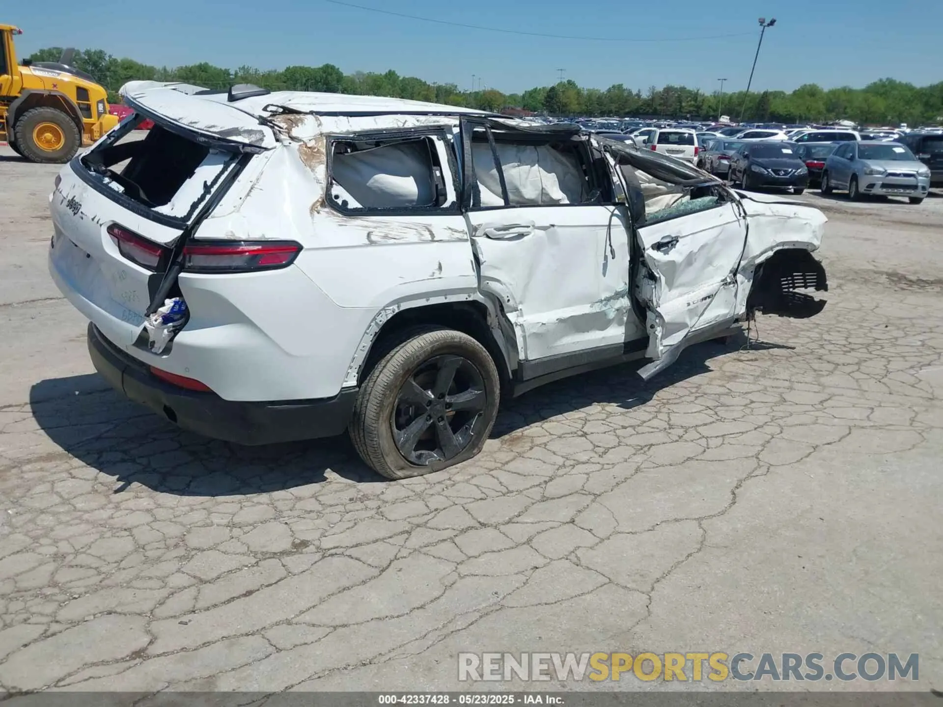 4 Photograph of a damaged car 1C4RJKAG1P8107064 JEEP GRAND CHEROKEE L 2023