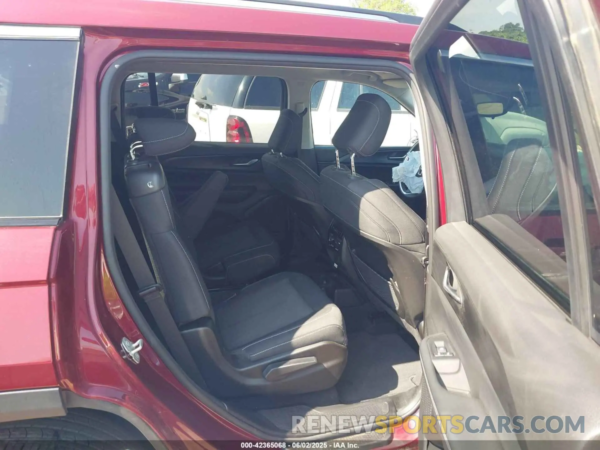 8 Photograph of a damaged car 1C4RJKAG2P8861266 JEEP GRAND CHEROKEE L 2023