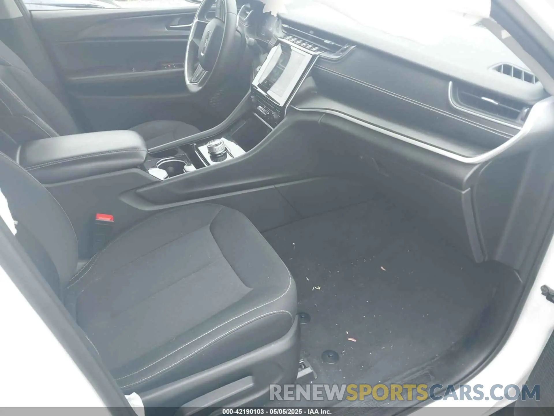 5 Photograph of a damaged car 1C4RJKAG3P8729567 JEEP GRAND CHEROKEE L 2023
