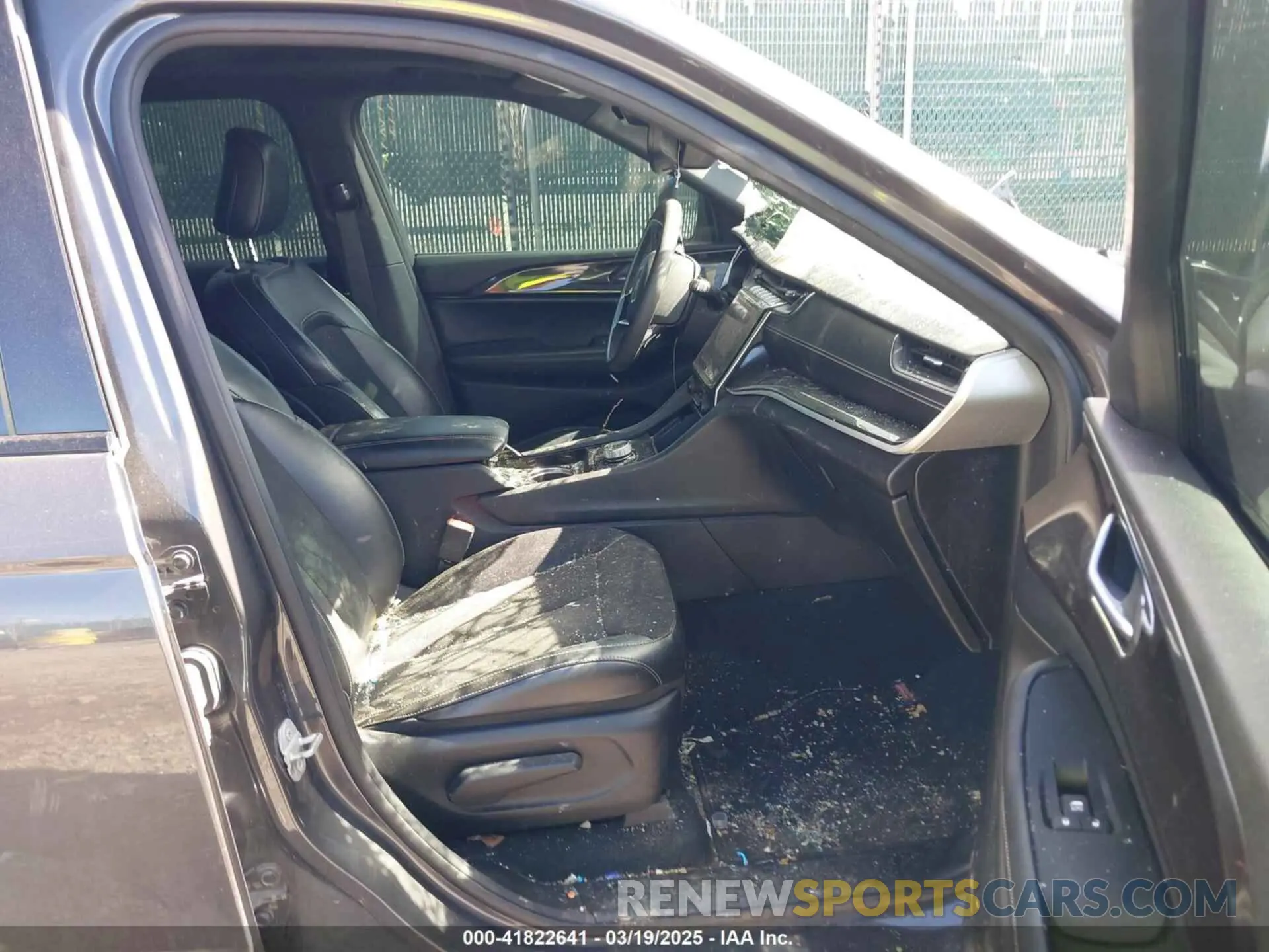 5 Photograph of a damaged car 1C4RJKAG4P8769673 JEEP GRAND CHEROKEE L 2023