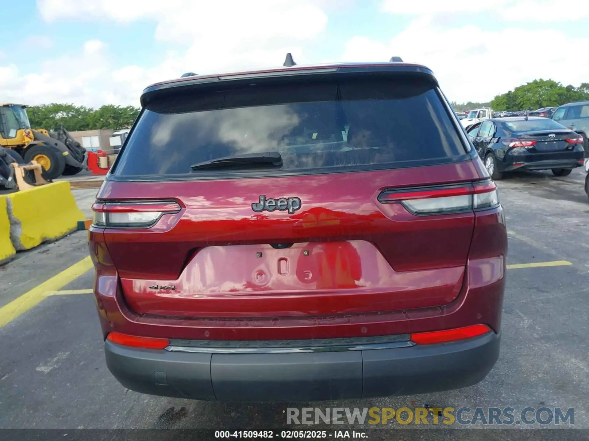 17 Photograph of a damaged car 1C4RJKAG4P8894737 JEEP GRAND CHEROKEE L 2023