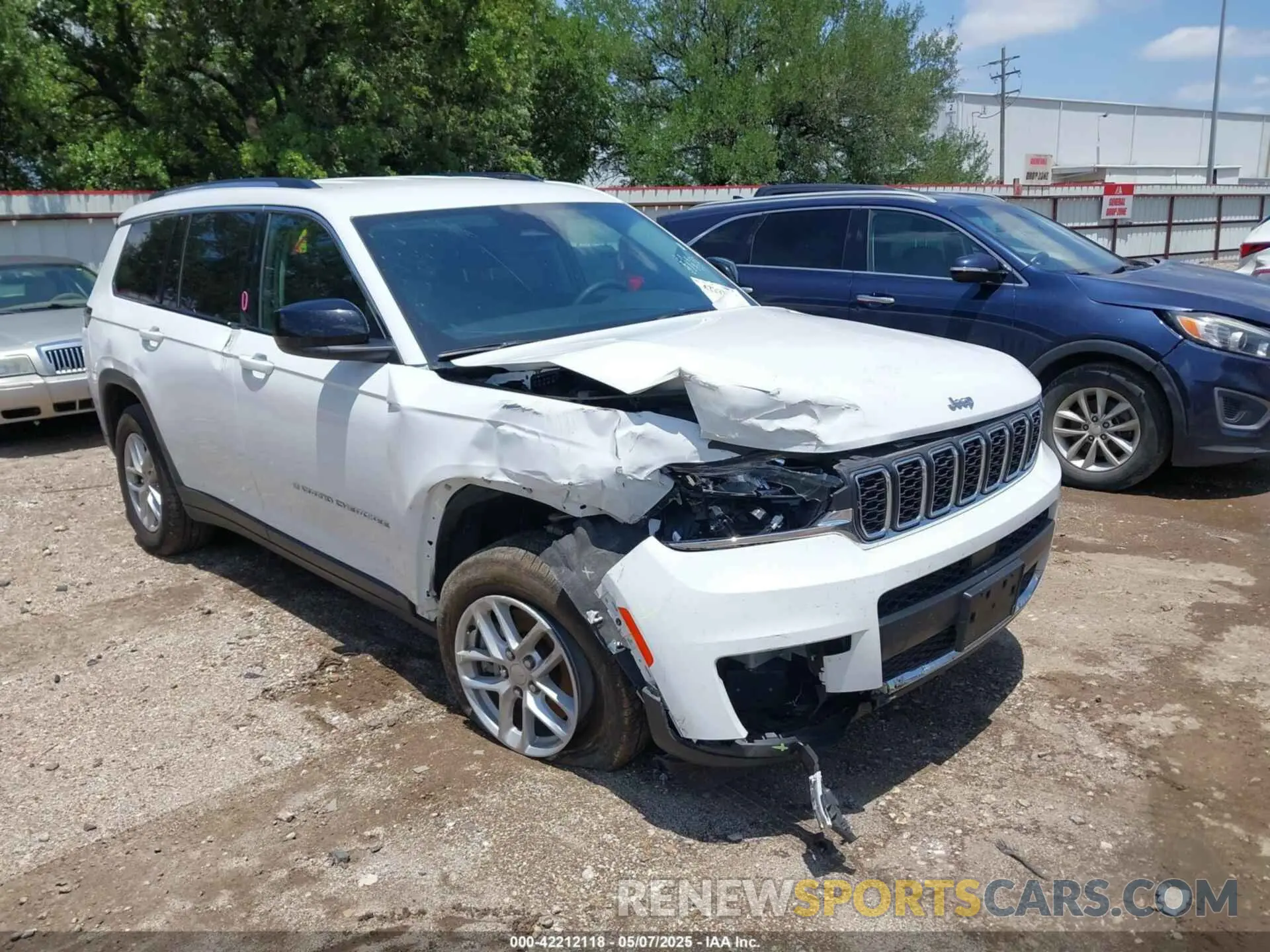 1 Photograph of a damaged car 1C4RJKAG4P8895077 JEEP GRAND CHEROKEE L 2023