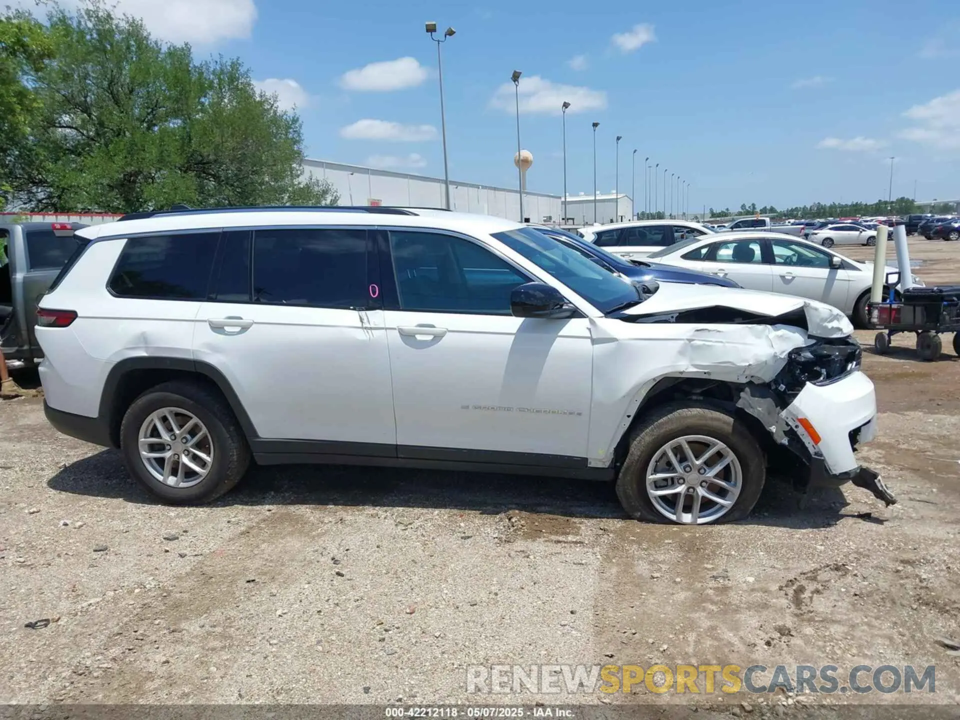 13 Photograph of a damaged car 1C4RJKAG4P8895077 JEEP GRAND CHEROKEE L 2023