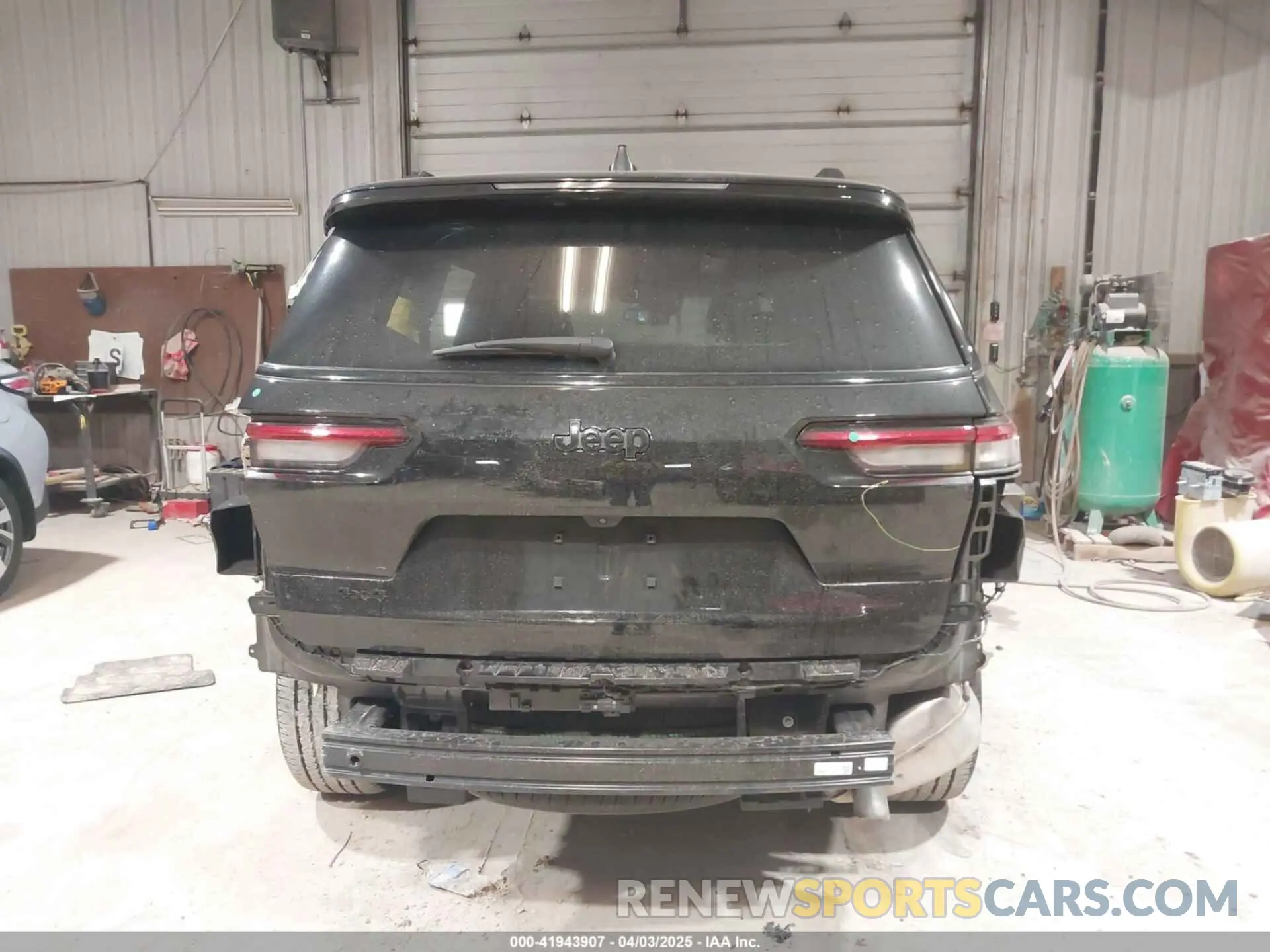 17 Photograph of a damaged car 1C4RJKAG5P8851704 JEEP GRAND CHEROKEE L 2023