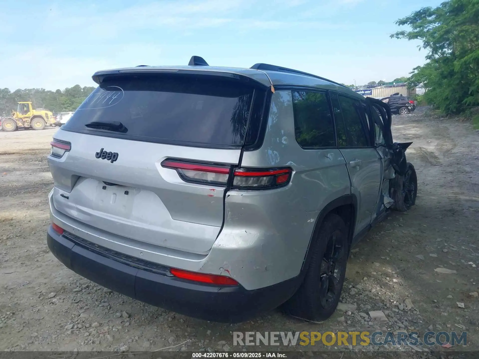 4 Photograph of a damaged car 1C4RJKAG7P8822608 JEEP GRAND CHEROKEE L 2023