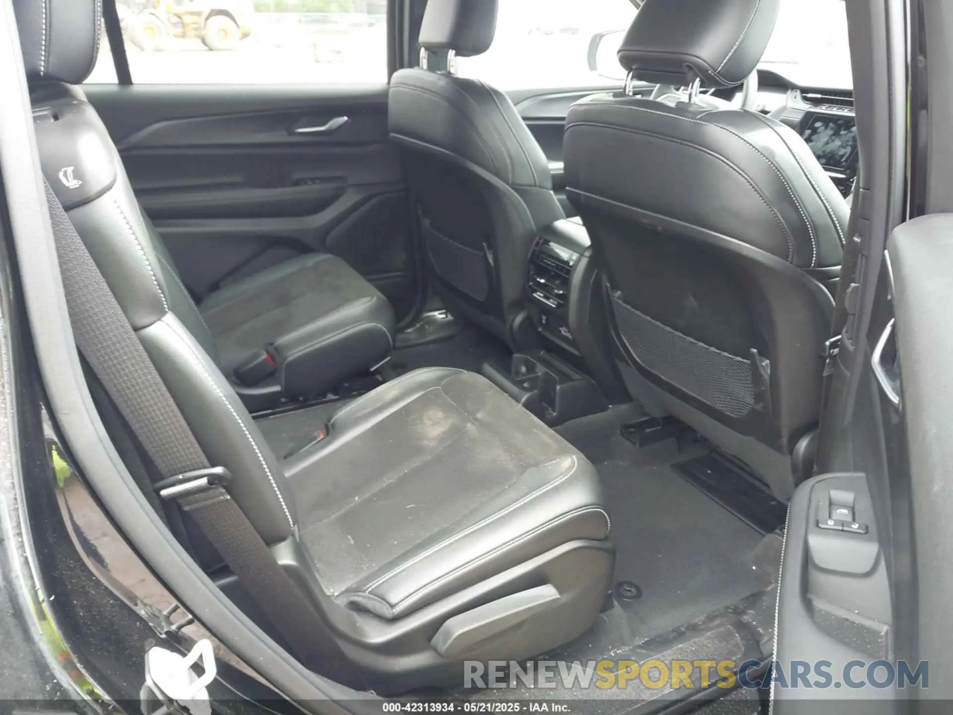 8 Photograph of a damaged car 1C4RJKAG7P8850571 JEEP GRAND CHEROKEE L 2023