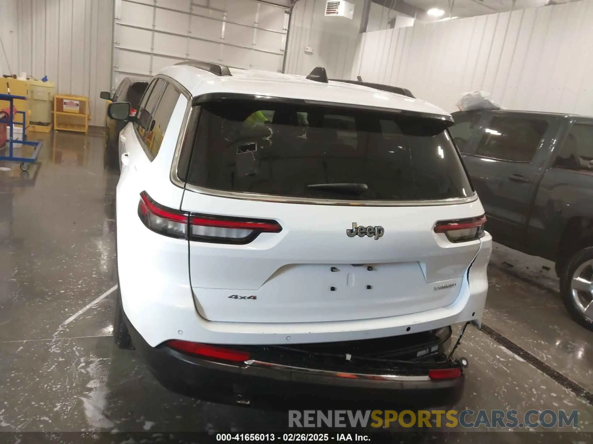 17 Photograph of a damaged car 1C4RJKAGXP8842626 JEEP GRAND CHEROKEE L 2023