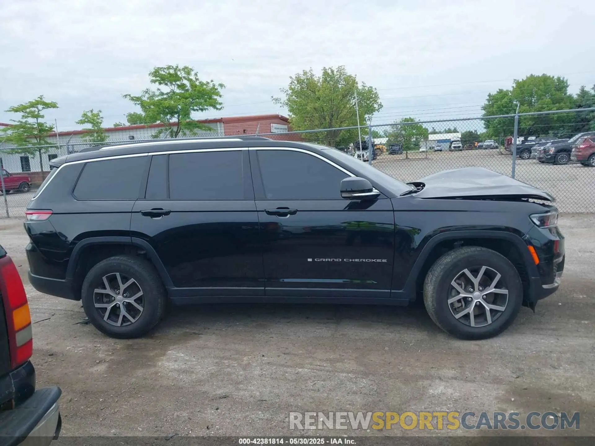 13 Photograph of a damaged car 1C4RJKBG0P8885547 JEEP GRAND CHEROKEE L 2023