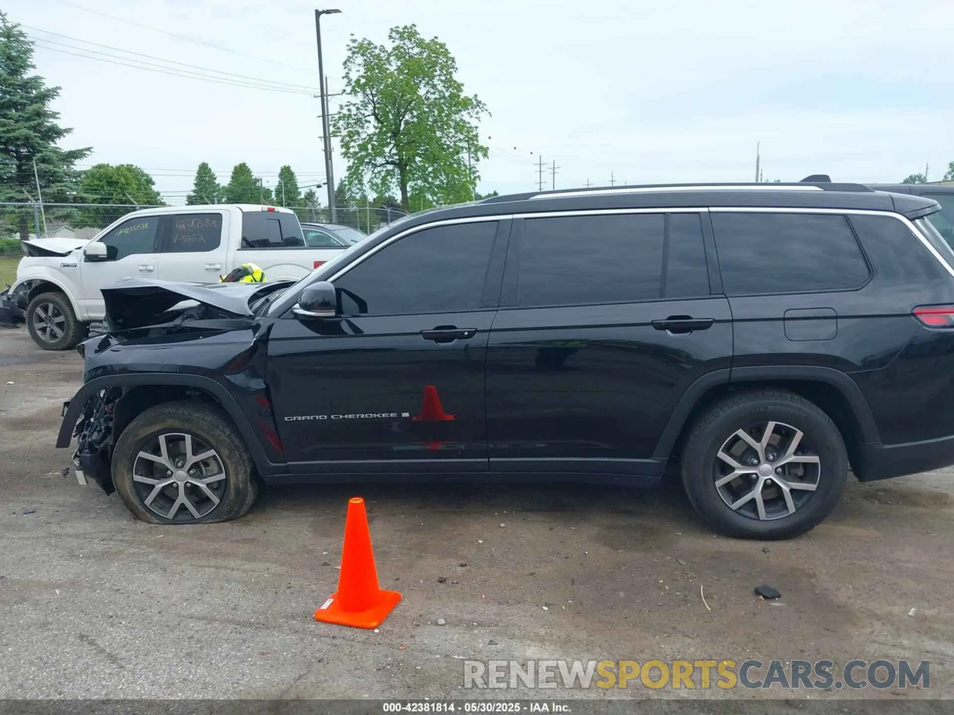 14 Photograph of a damaged car 1C4RJKBG0P8885547 JEEP GRAND CHEROKEE L 2023