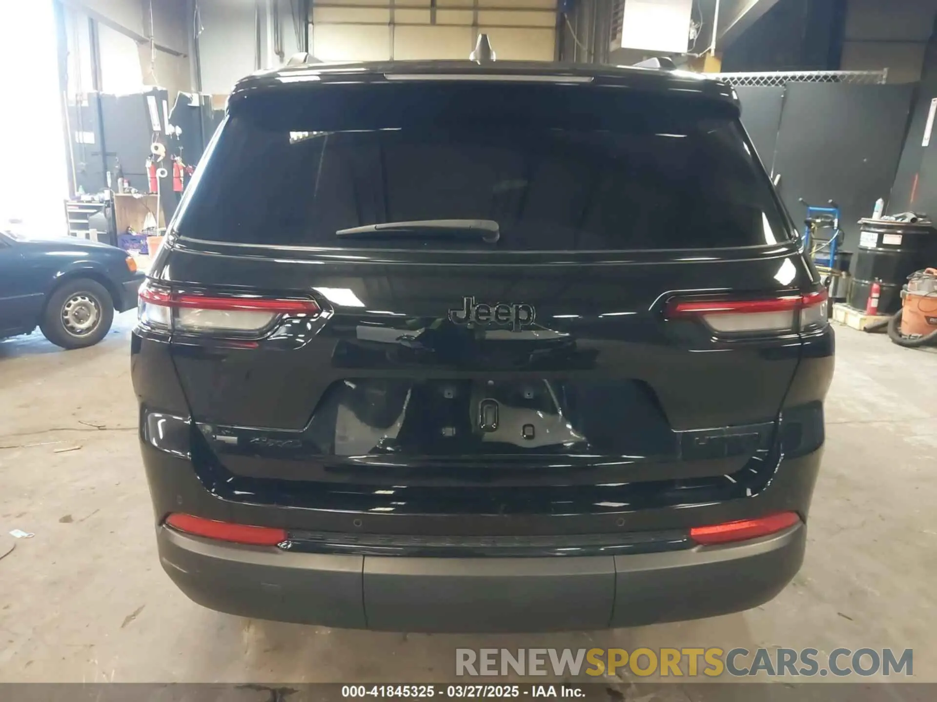 17 Photograph of a damaged car 1C4RJKBG1P8729145 JEEP GRAND CHEROKEE L 2023