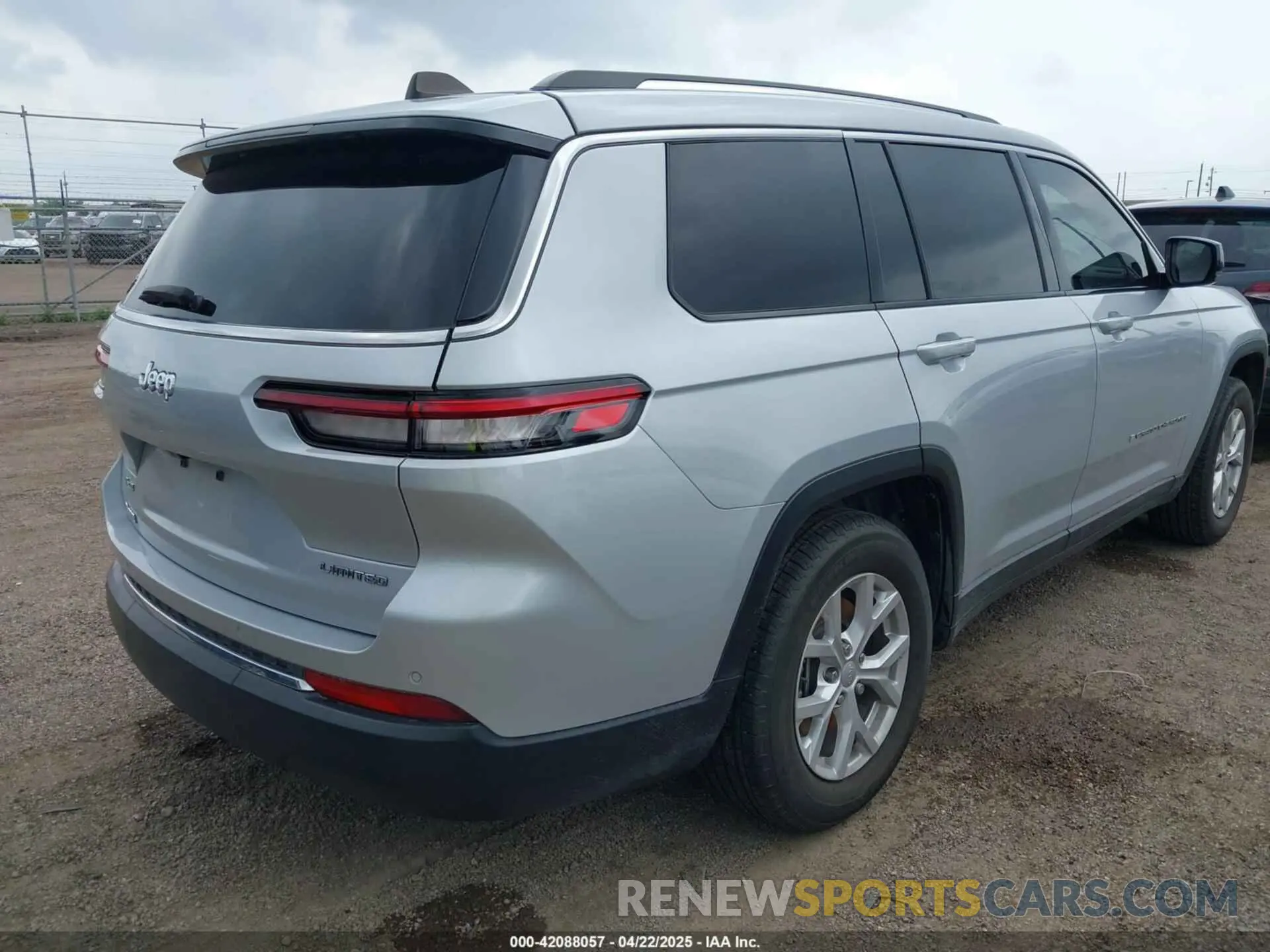 4 Photograph of a damaged car 1C4RJKBG3P8832504 JEEP GRAND CHEROKEE L 2023