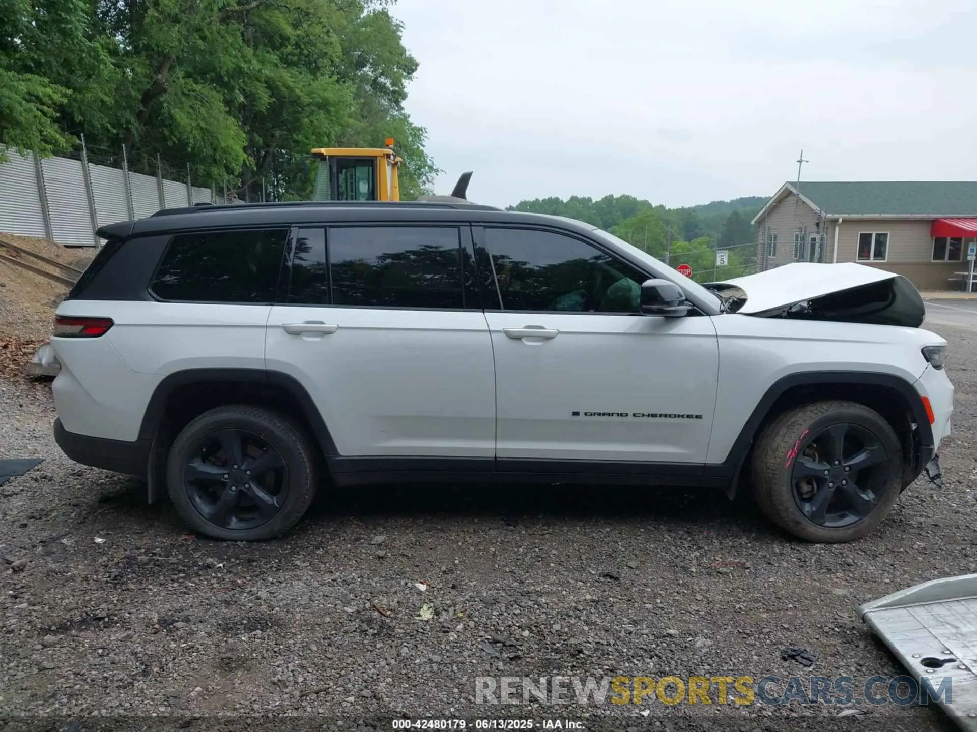 13 Photograph of a damaged car 1C4RJKBG6P8719663 JEEP GRAND CHEROKEE L 2023