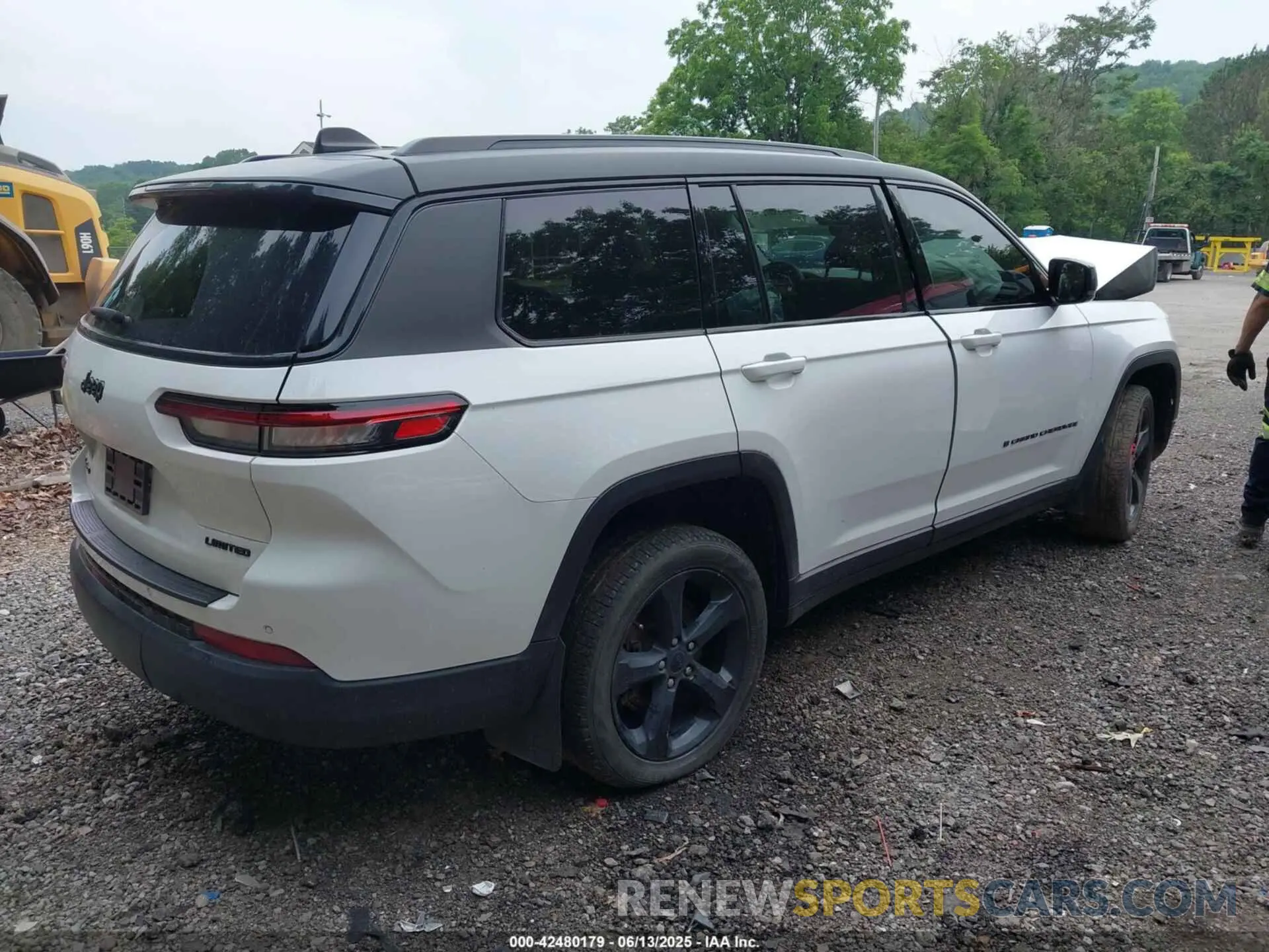 4 Photograph of a damaged car 1C4RJKBG6P8719663 JEEP GRAND CHEROKEE L 2023