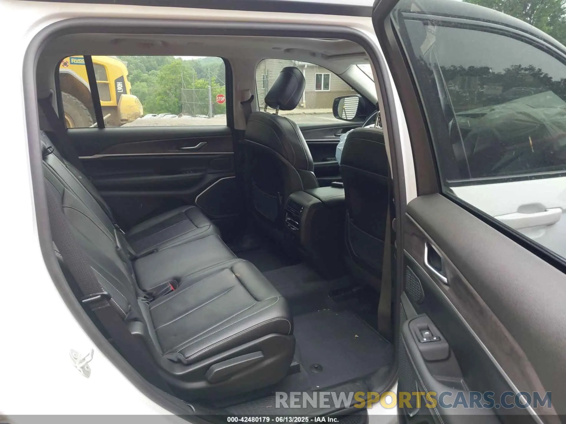 8 Photograph of a damaged car 1C4RJKBG6P8719663 JEEP GRAND CHEROKEE L 2023