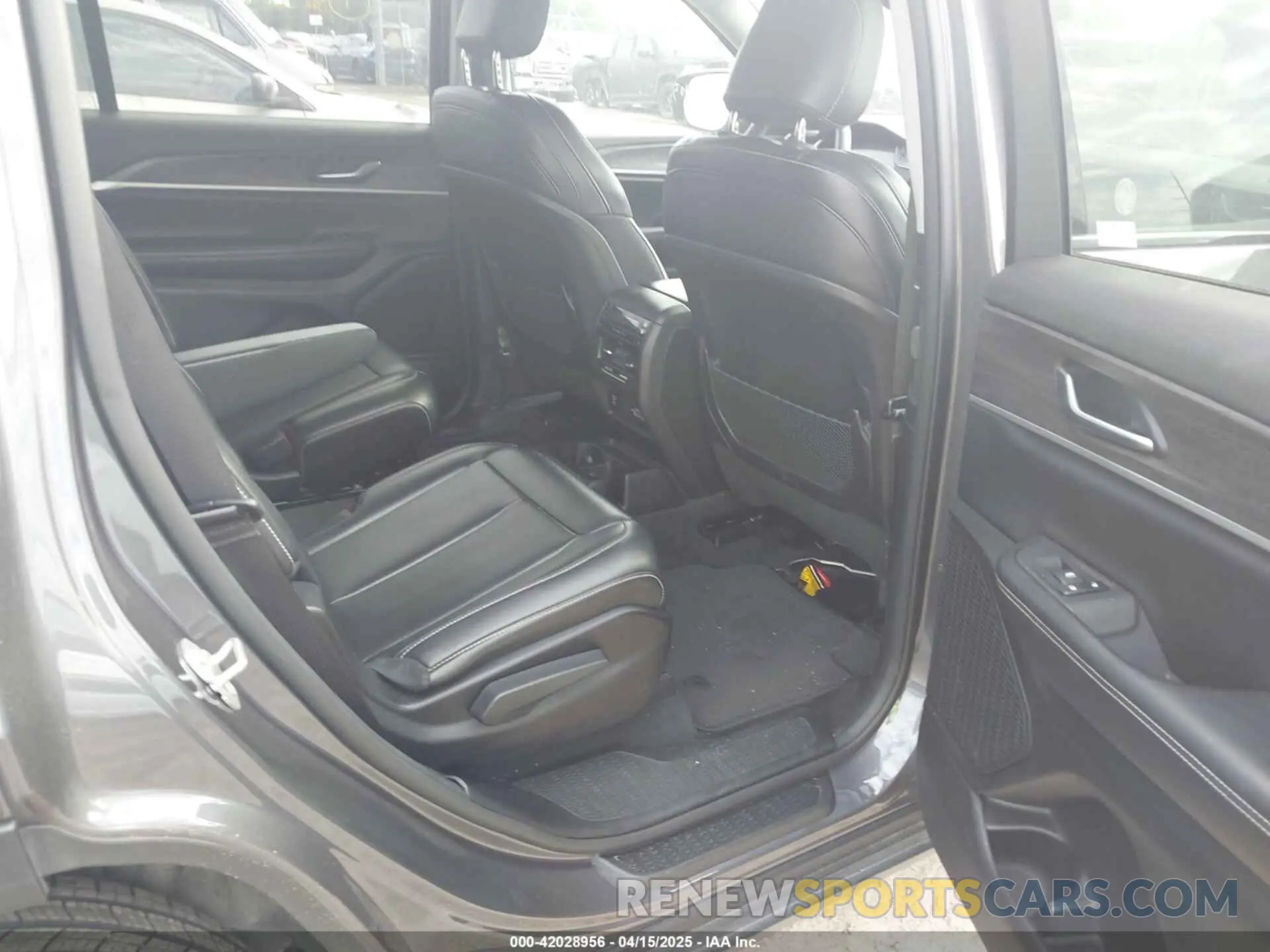 8 Photograph of a damaged car 1C4RJKBG8P8844678 JEEP GRAND CHEROKEE L 2023