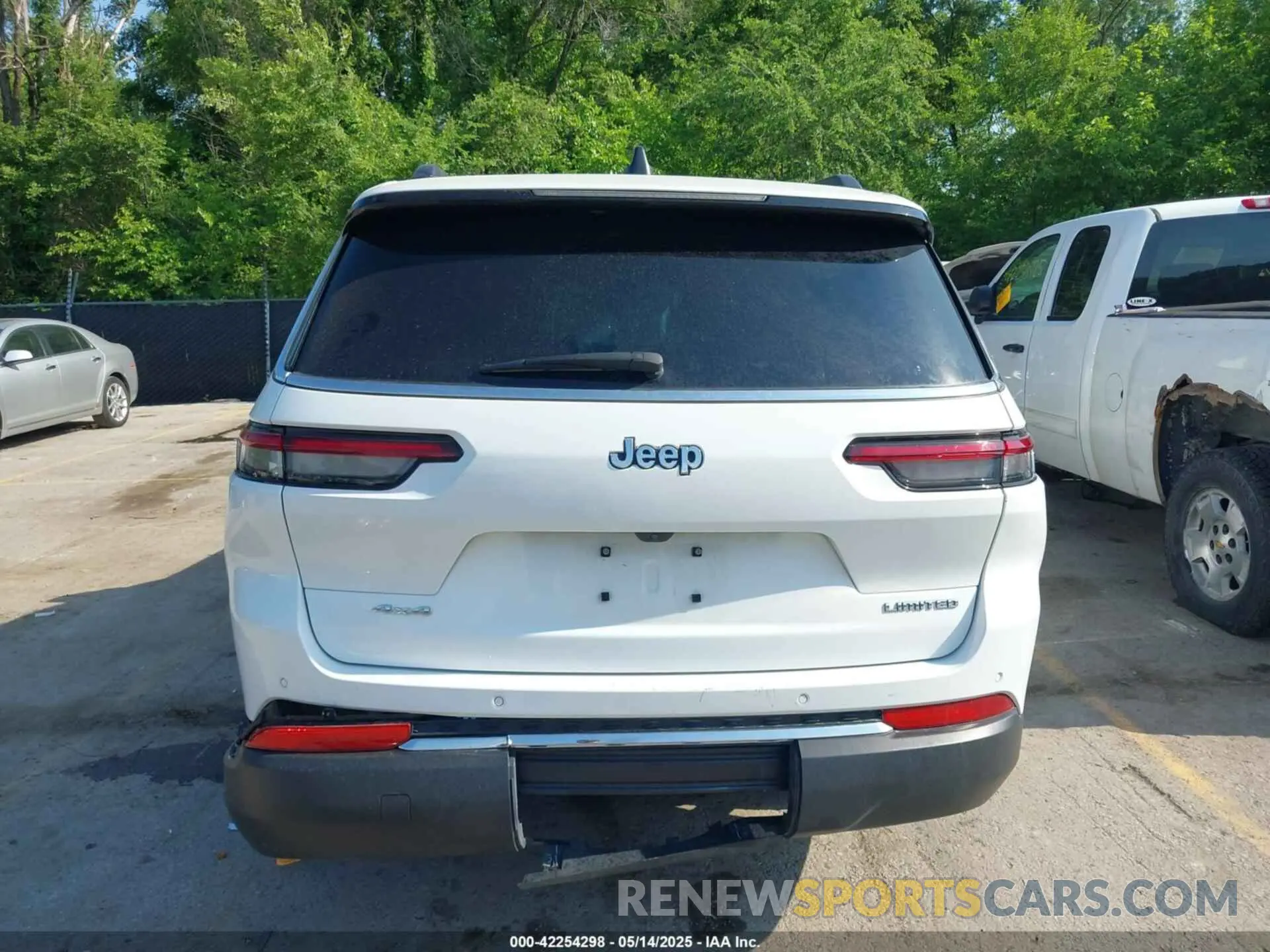 17 Photograph of a damaged car 1C4RJKBG8P8858824 JEEP GRAND CHEROKEE L 2023