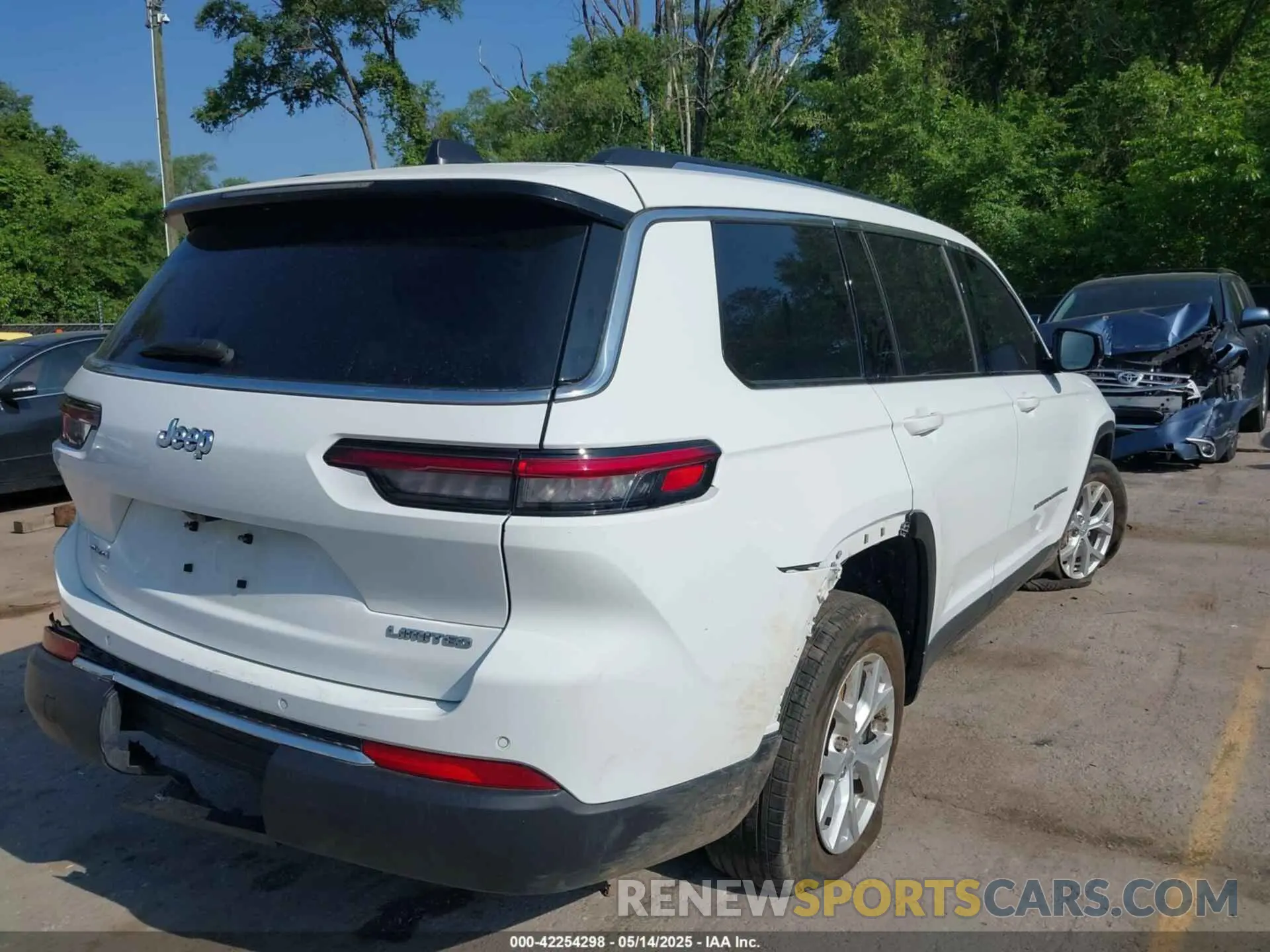 18 Photograph of a damaged car 1C4RJKBG8P8858824 JEEP GRAND CHEROKEE L 2023