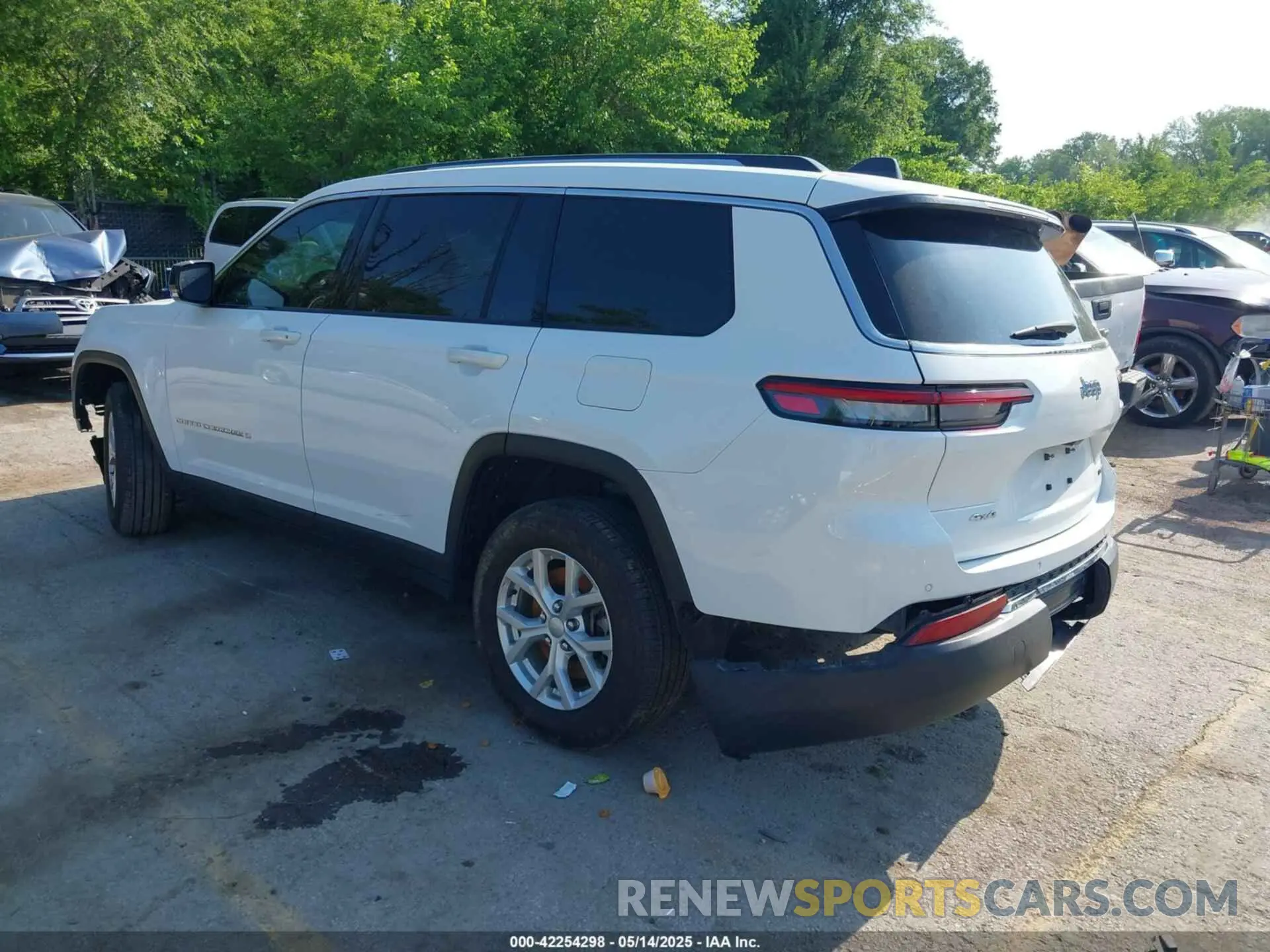 3 Photograph of a damaged car 1C4RJKBG8P8858824 JEEP GRAND CHEROKEE L 2023