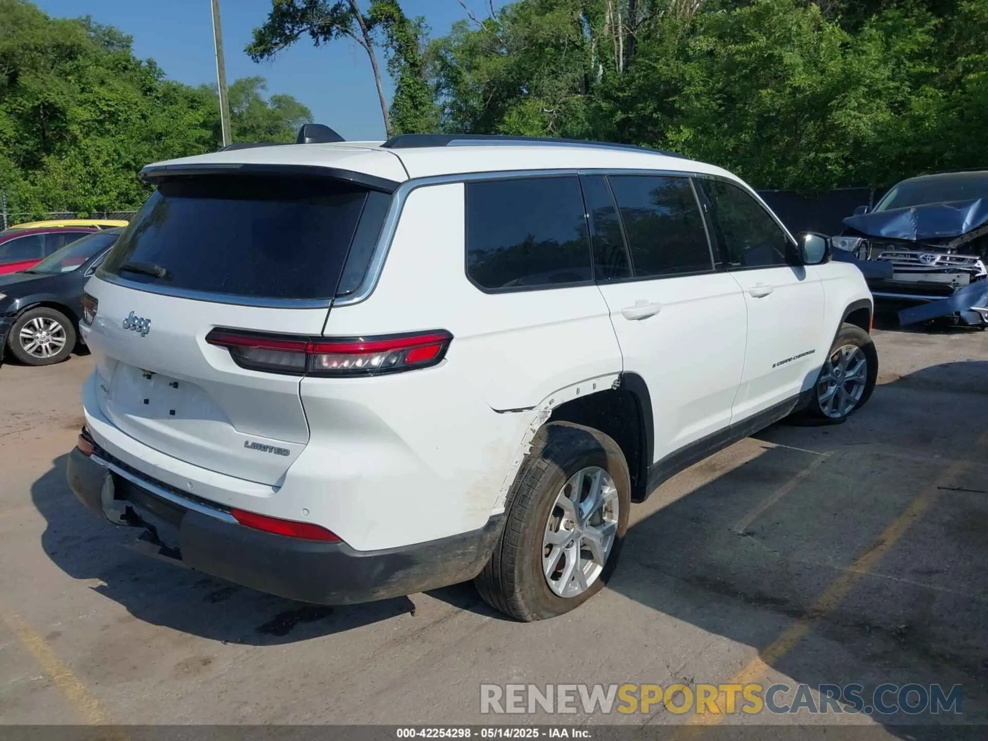 4 Photograph of a damaged car 1C4RJKBG8P8858824 JEEP GRAND CHEROKEE L 2023