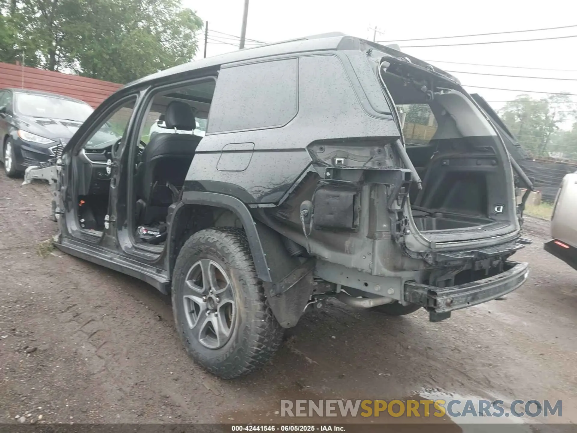 3 Photograph of a damaged car 1C4RJKBG9P8719611 JEEP GRAND CHEROKEE L 2023