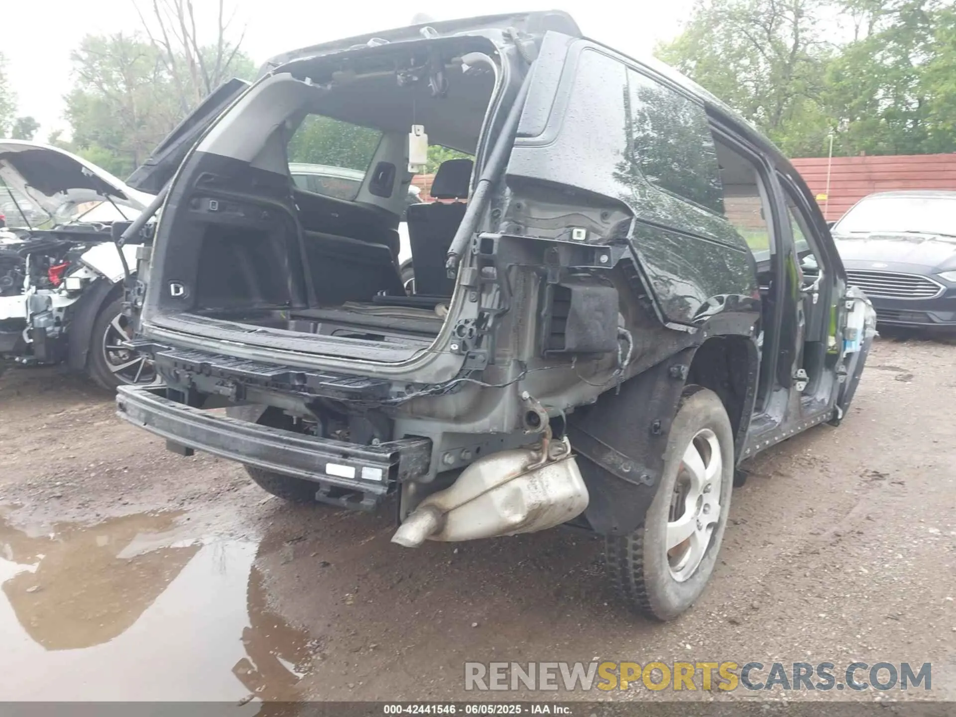 4 Photograph of a damaged car 1C4RJKBG9P8719611 JEEP GRAND CHEROKEE L 2023