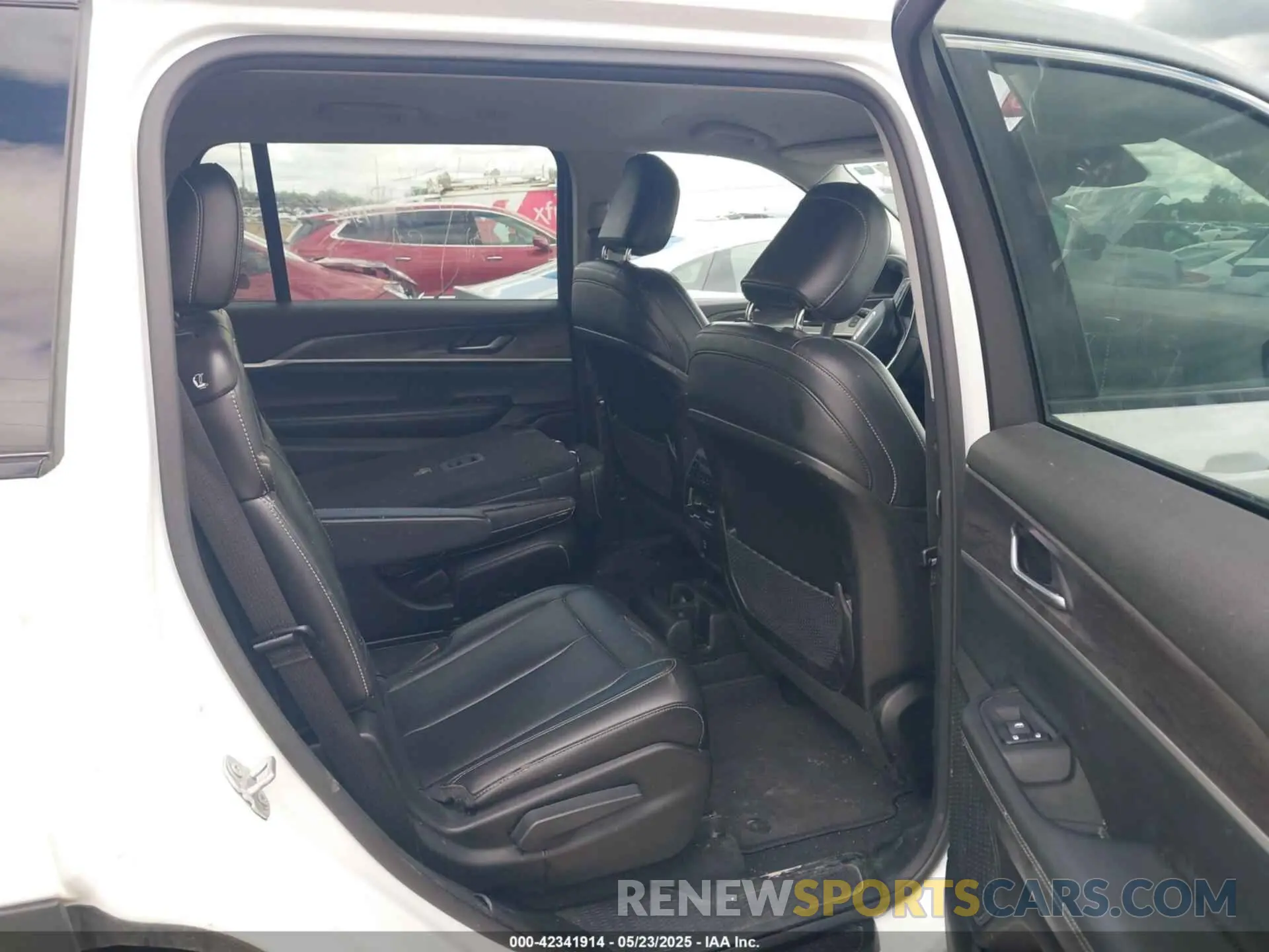 8 Photograph of a damaged car 1C4RJKBGXP8780661 JEEP GRAND CHEROKEE L 2023
