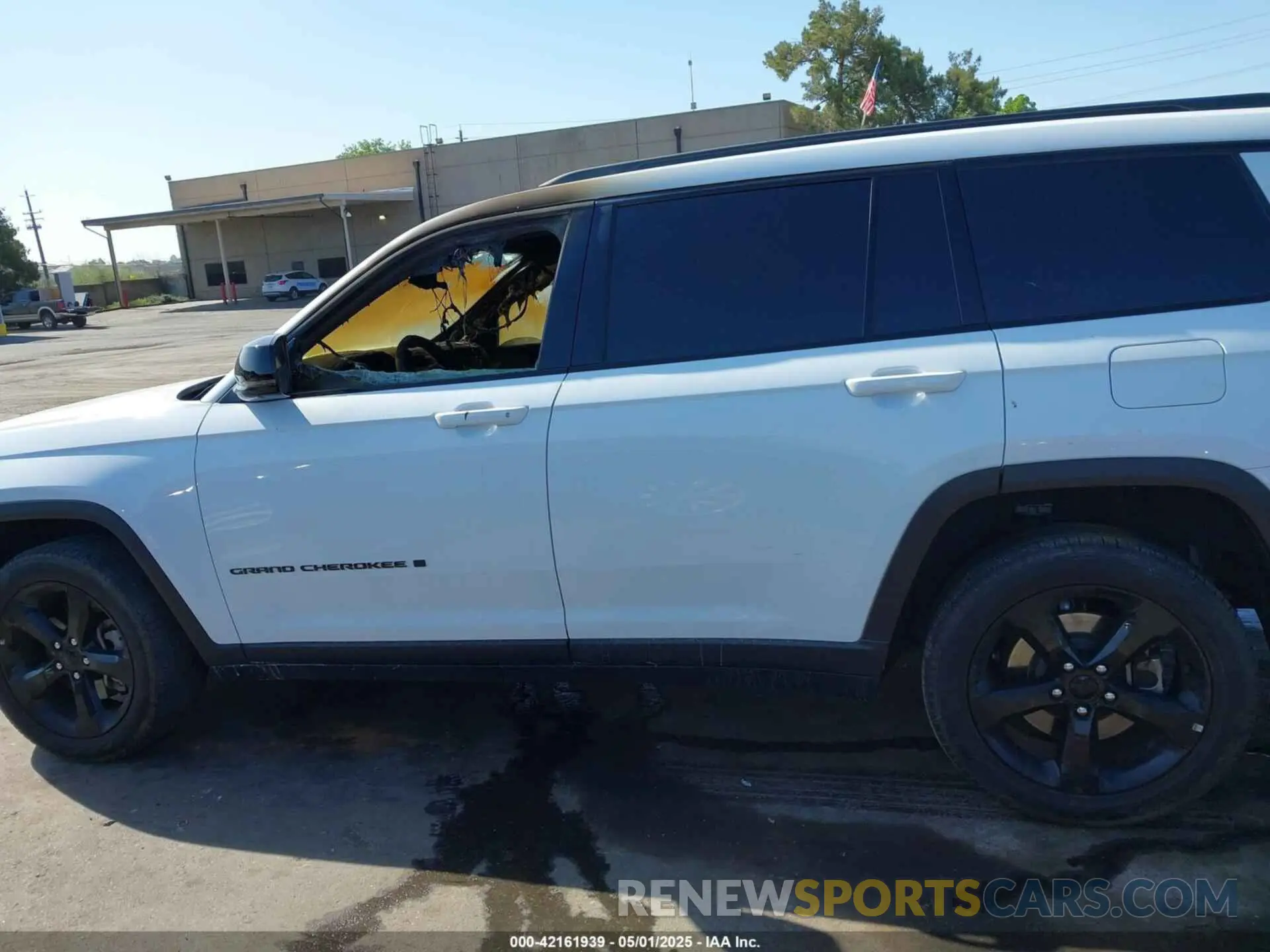 13 Photograph of a damaged car 1C4RJKBGXP8892800 JEEP GRAND CHEROKEE L 2023