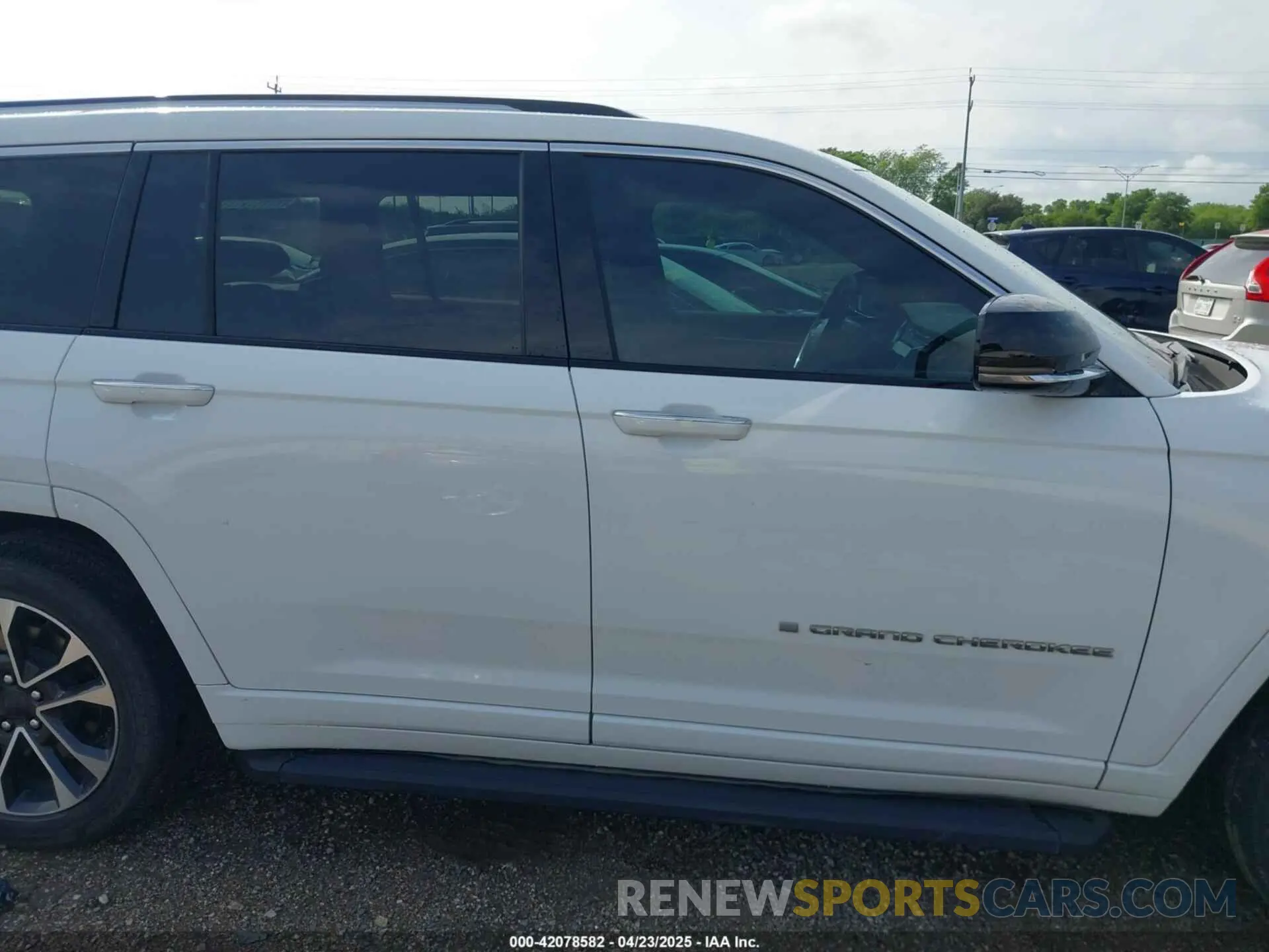 13 Photograph of a damaged car 1C4RJKDG1P8825368 JEEP GRAND CHEROKEE L 2023