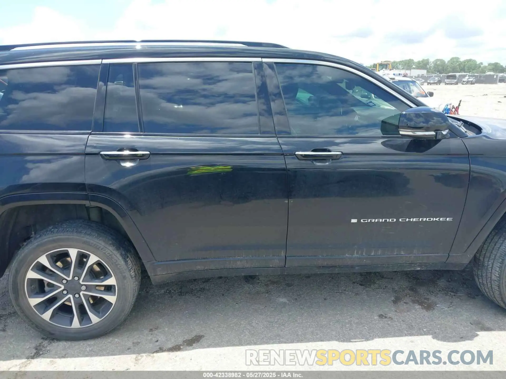 14 Photograph of a damaged car 1C4RJKDG5P8771928 JEEP GRAND CHEROKEE L 2023