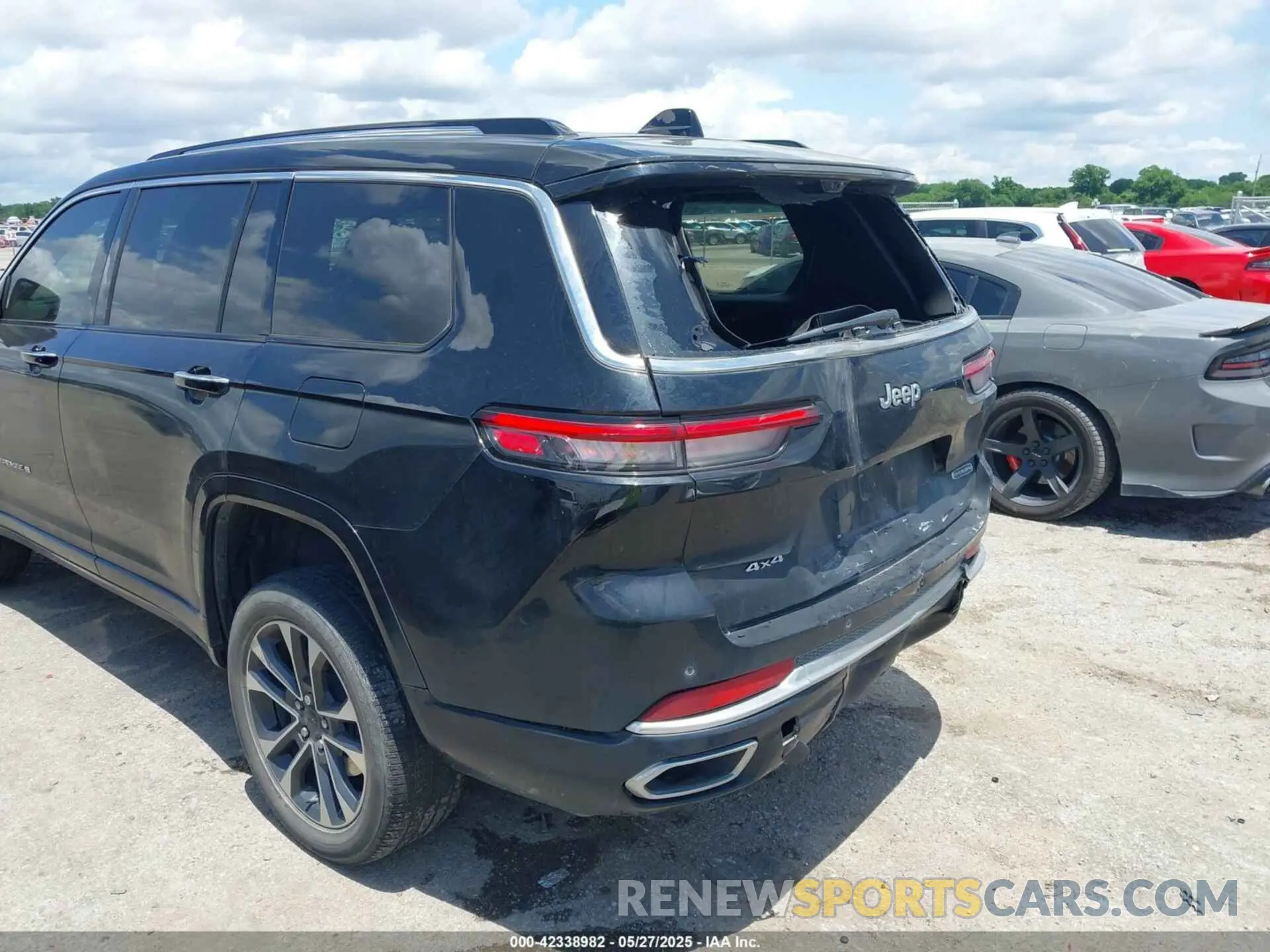 18 Photograph of a damaged car 1C4RJKDG5P8771928 JEEP GRAND CHEROKEE L 2023