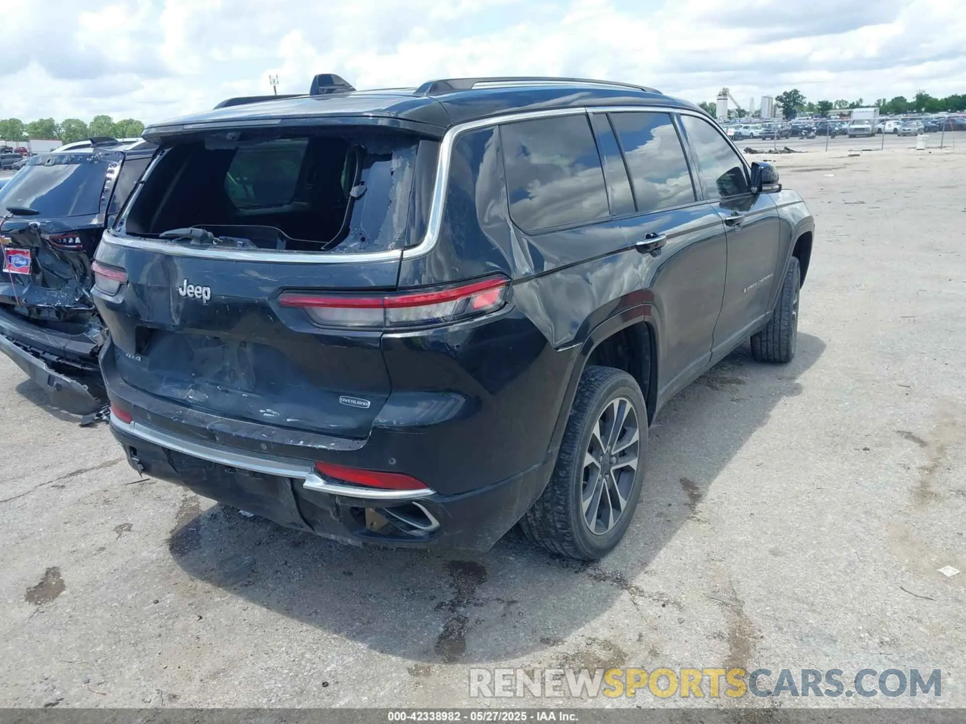 4 Photograph of a damaged car 1C4RJKDG5P8771928 JEEP GRAND CHEROKEE L 2023