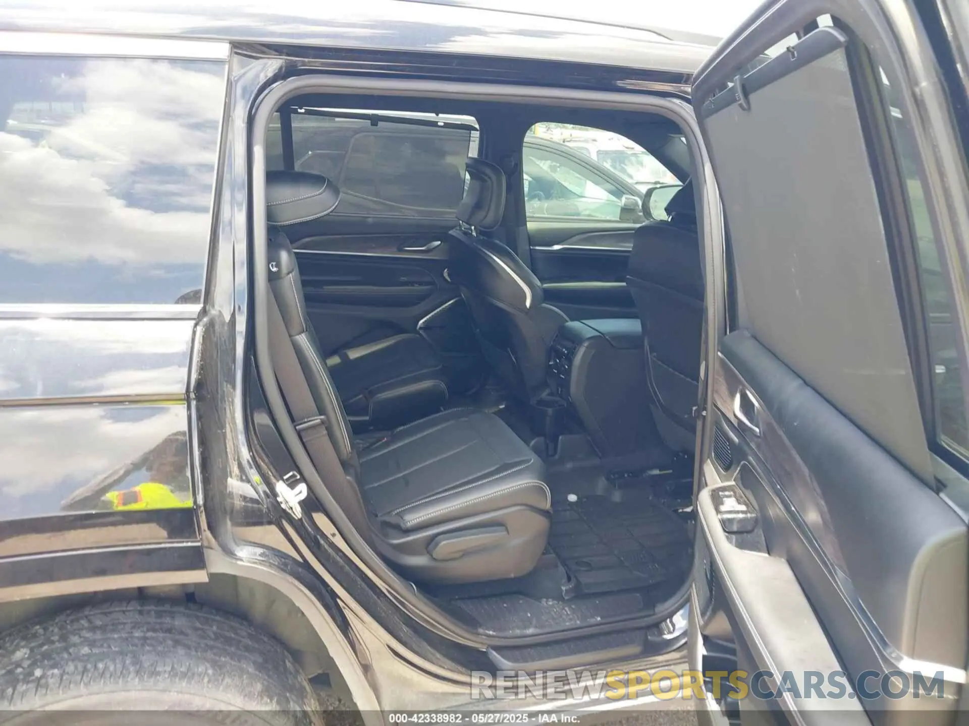 8 Photograph of a damaged car 1C4RJKDG5P8771928 JEEP GRAND CHEROKEE L 2023